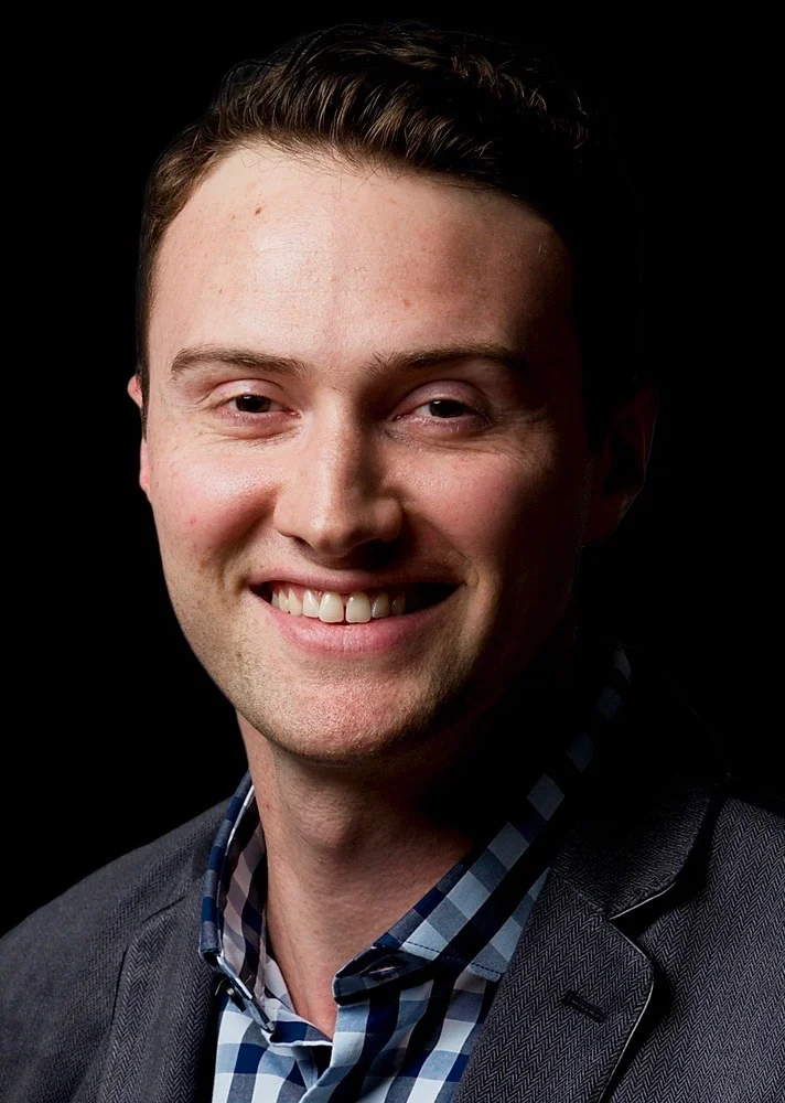 creative-dating-headshot-dramatic-lighting.jpg