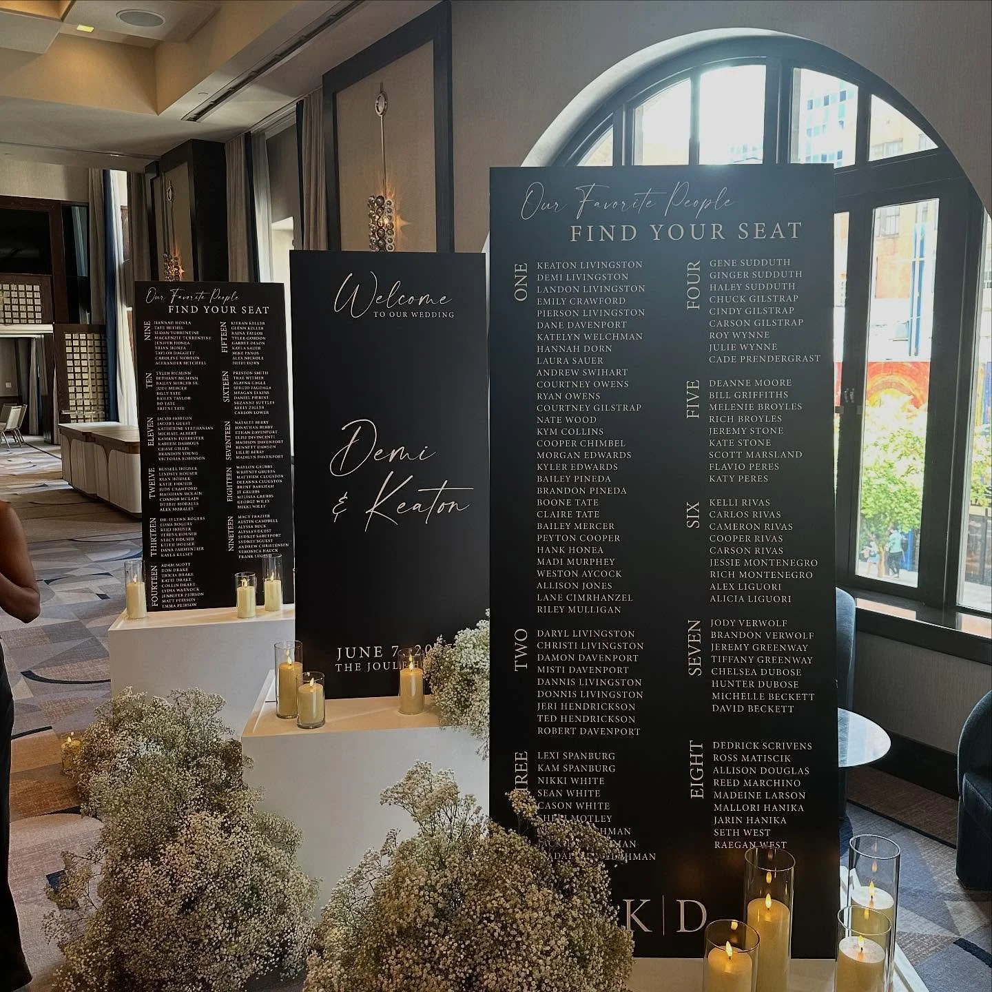 ✨ Making a grand entrance has never been easier (or more beautiful)! These black foam core signs are lightweight, crisp, and incredibly sleek&mdash;proving you don&rsquo;t need acrylic to make a big impact. We love how polished they look while keepin