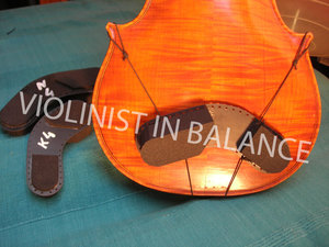 Plateau Collar Bone Rest can be attached with elastics in any position on the instrument, using the range of holes provided along the edge. There is a space between the rest and the violin to ensure minimal interference with resonance.