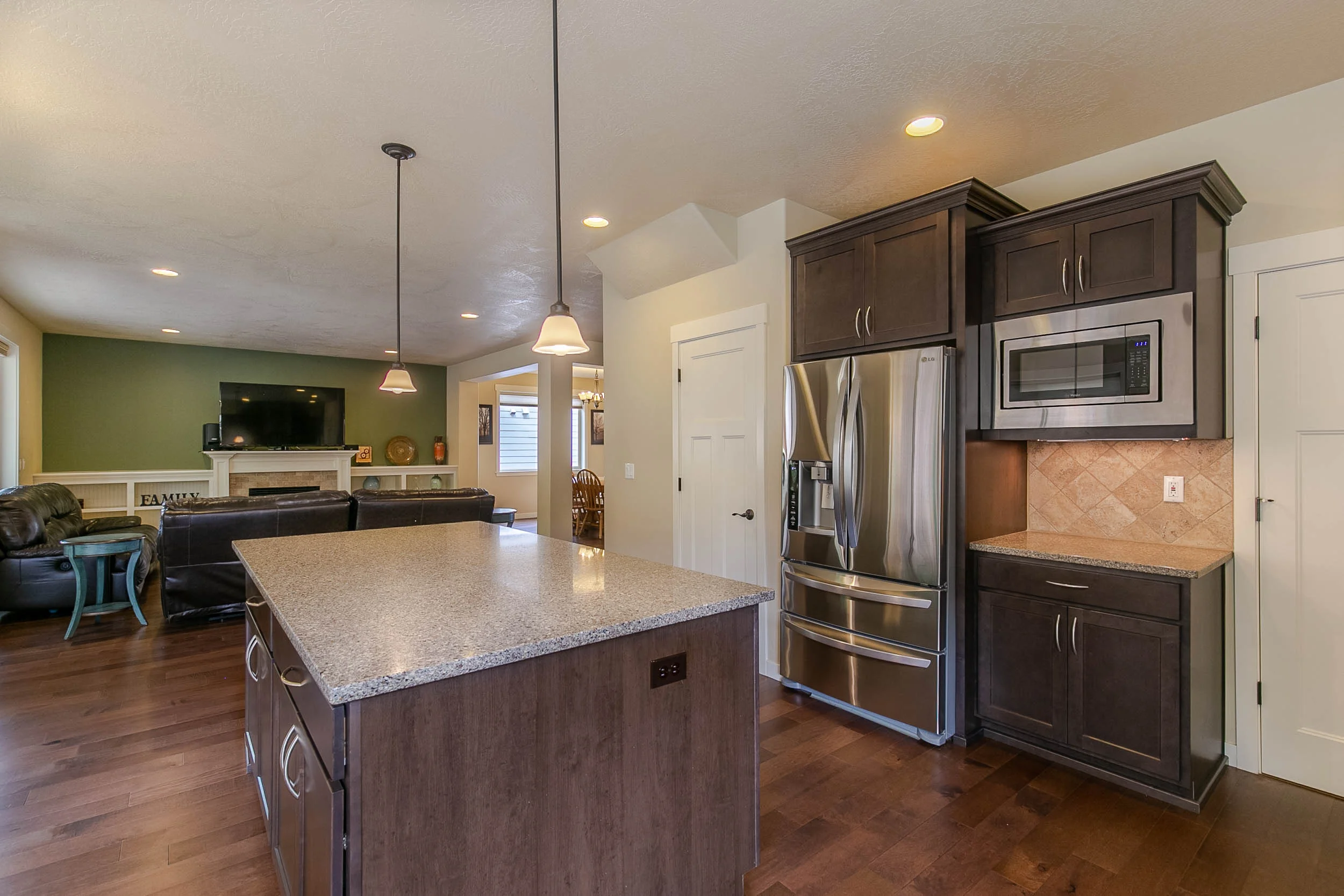 023_3571 Vista Heights Ln_MG_1362-HDR.jpg