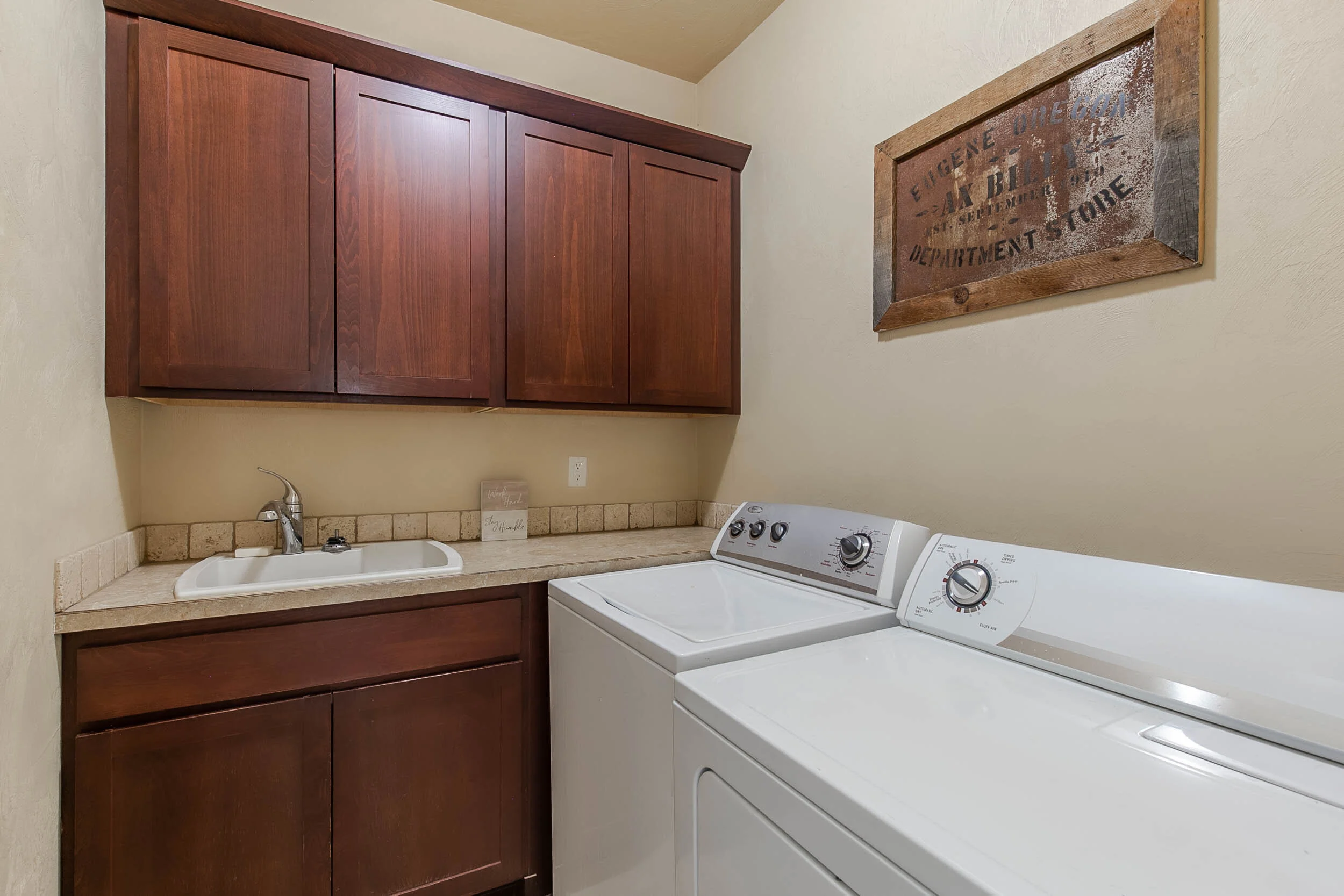044_96 Almond Way_MG_2720-HDR.jpg