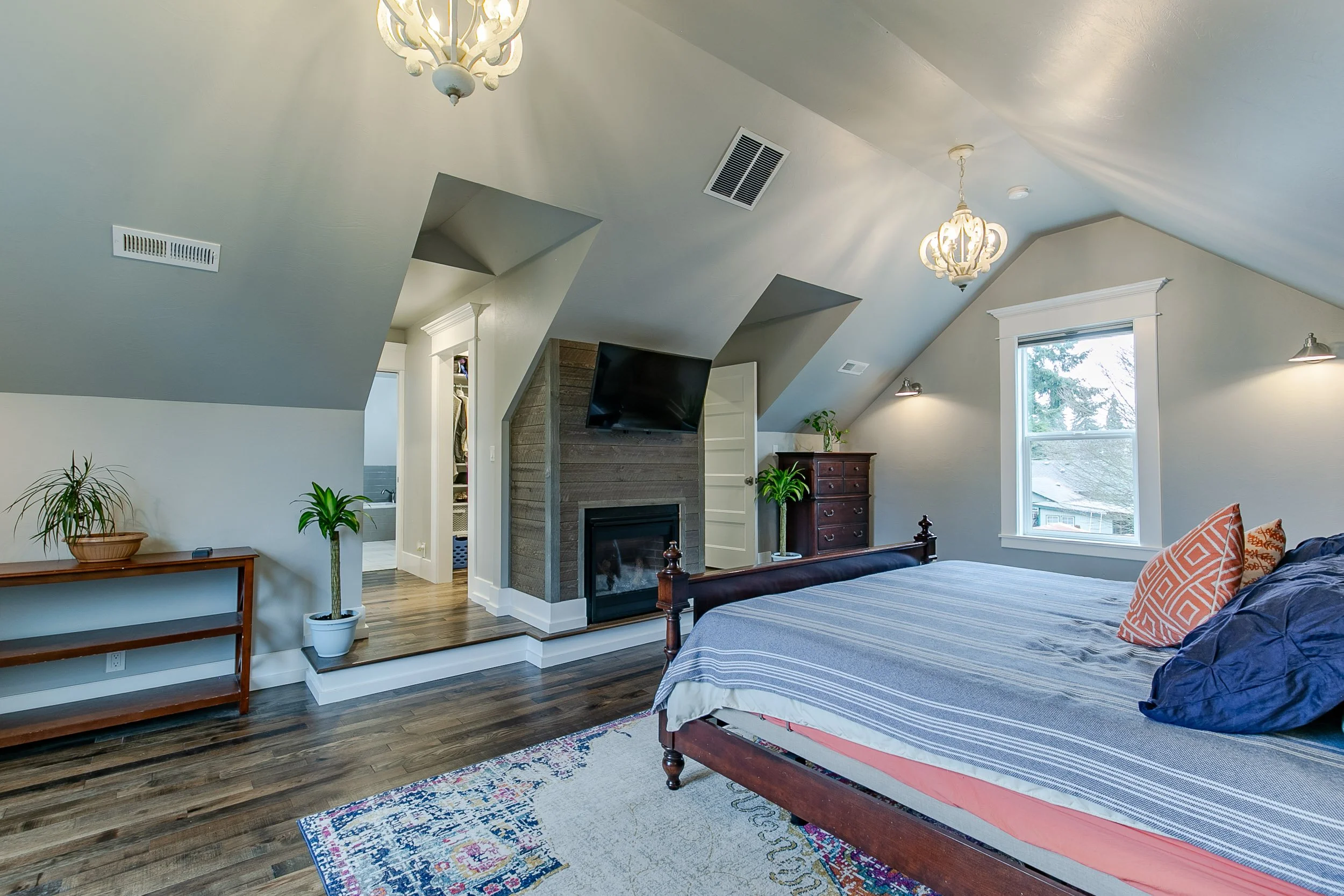 048_32739 E Lincoln_MG_8571-HDR.jpg