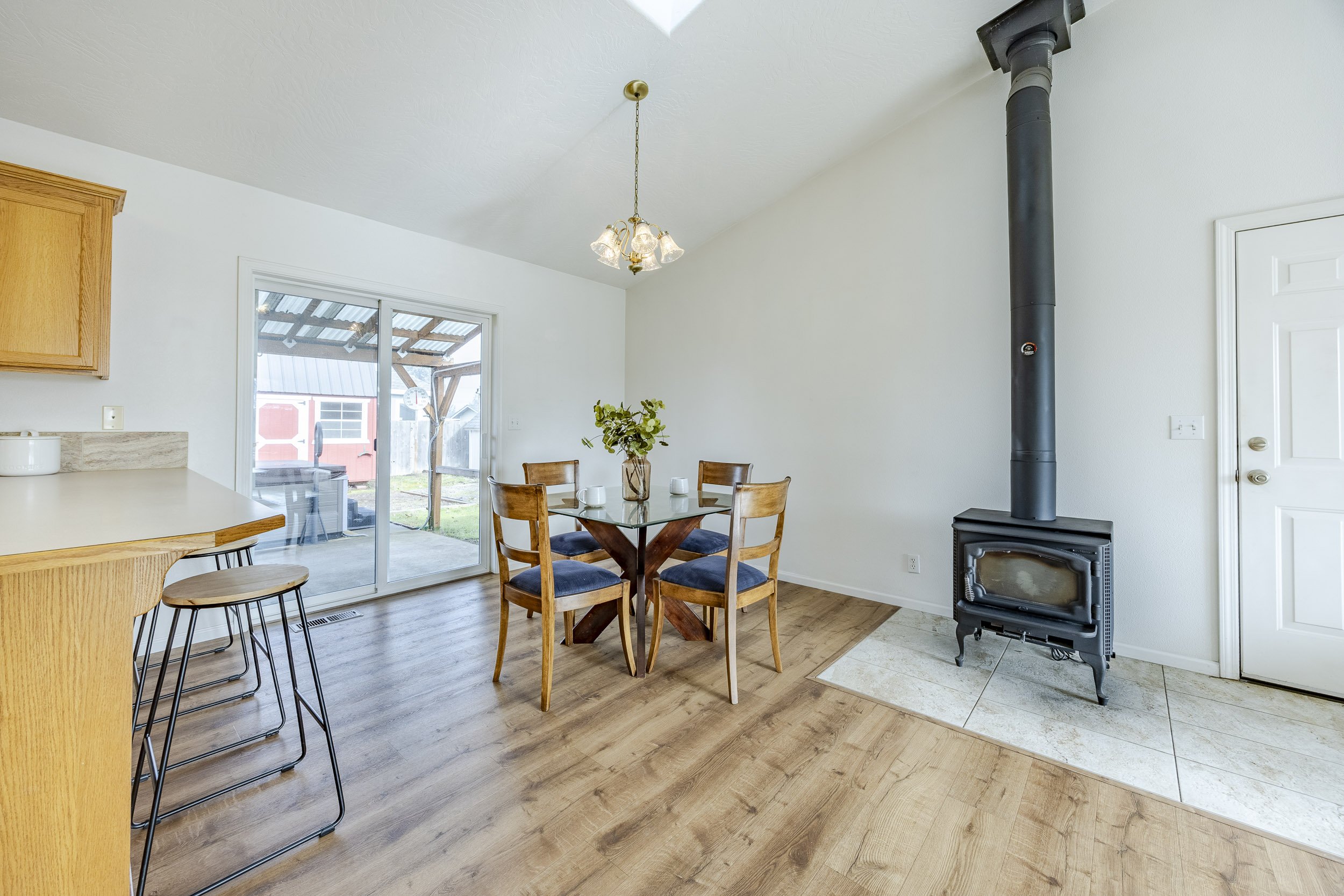 011_1560 Harvey Rd1A1A5715-HDR.jpg