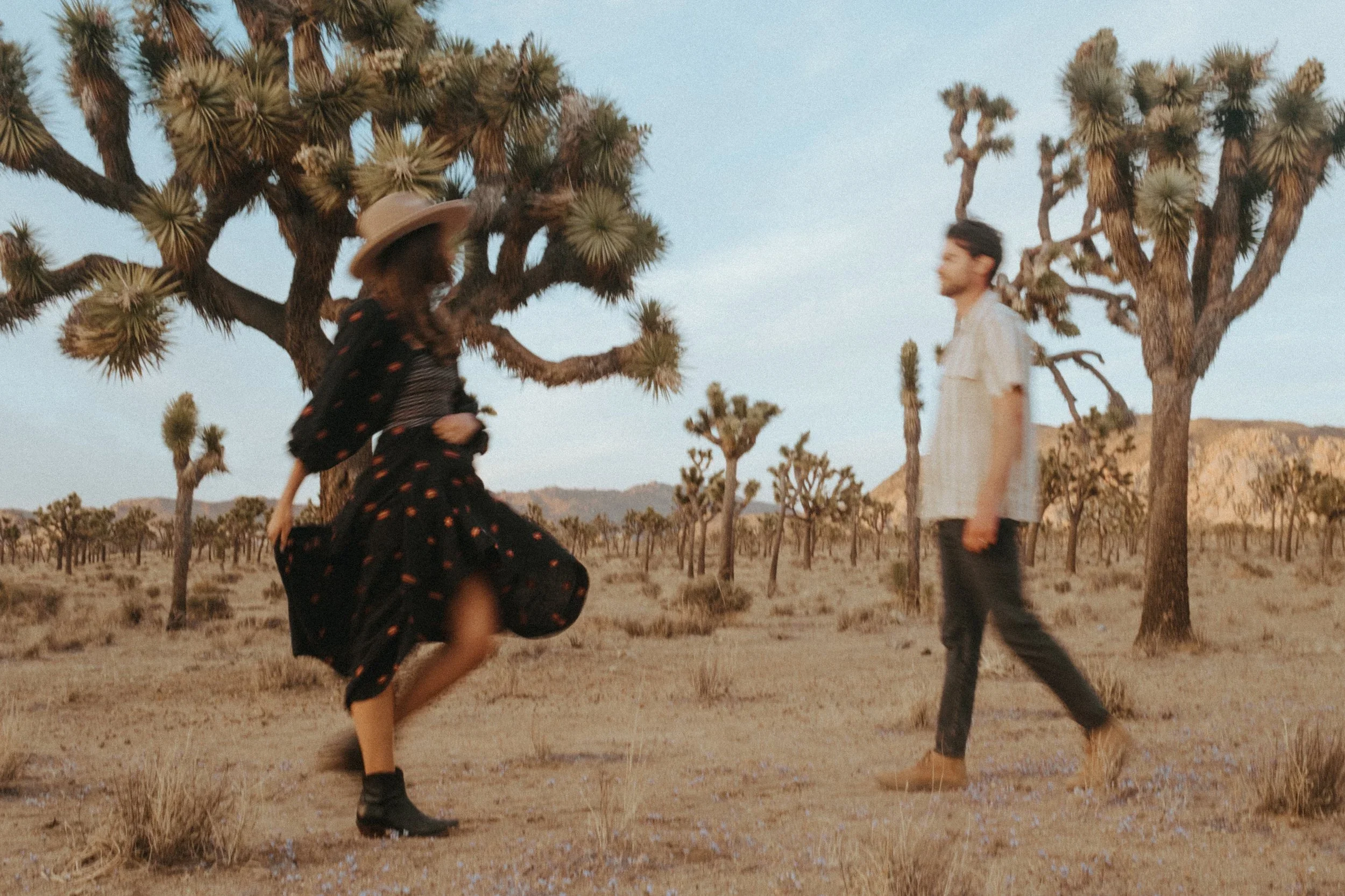 joshua_tree_yucca_valley_desert_couple_engagement_california_photographer_wright_photographs_alli_0283.webp