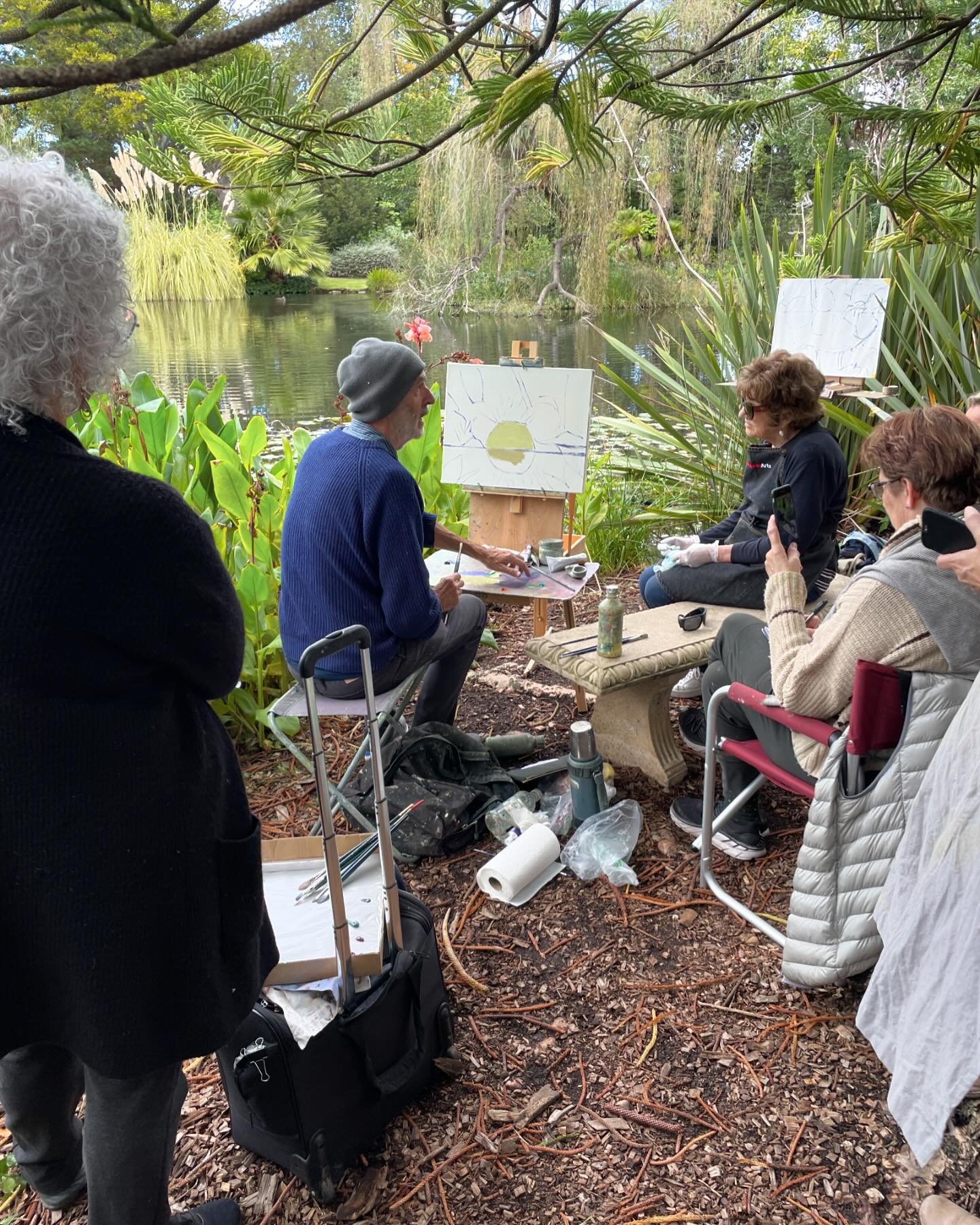 Second Sunday of our Mark Dober en plein air workshop at Rippon Lea. Big shapes, fore, mid and distant. Four hours, get to work.

#hawthornartistsociety #has_art #artclass #fromlife #landscapepainting #paintingclass #melbourneart #melbourneartist #na