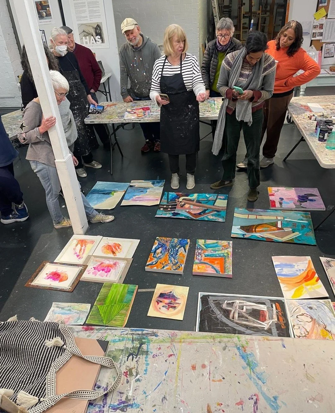 Dinusha Joseph popped in to Thursday's abstract group in the studio. A little ideas session before her Abstraction workshop starts Saturday 16 August. ⁠
⁠
Two places left.⁠
3 Saturday sessions, 1.30pm - 4.30pm in the Performance Space⁠
16, 23 &amp; 3