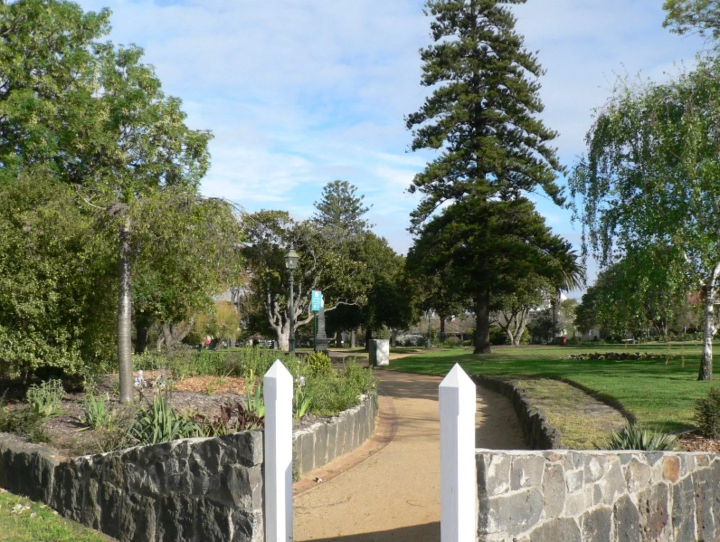 Sunday 26 April, 11am &ndash; 2pm⁠
⁠
Sunday&rsquo;s looking like a good one to get outside and draw.⁠
⁠
This month&rsquo;s HAS En Plein Air session heads to St Vincent Gardens. These gold rush&ndash;era gardens are modelled on London&rsquo;s urban pa