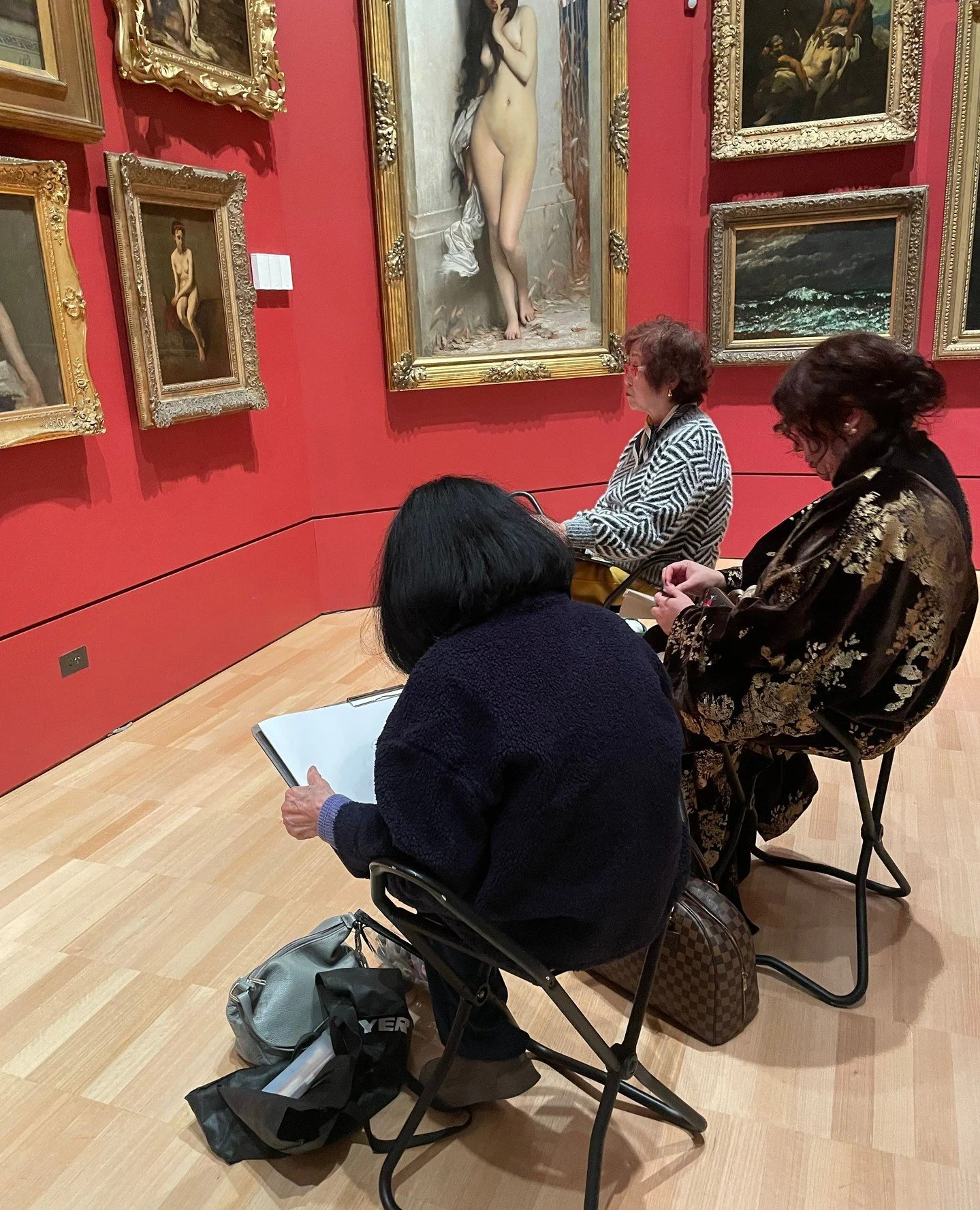Drawing at NGV International.⁠
First Saturday of the month, free and untutored.⁠
A group of 11 artists were there fon the weekend. Next session: 1pm, Saturday 4 July, all welcome.