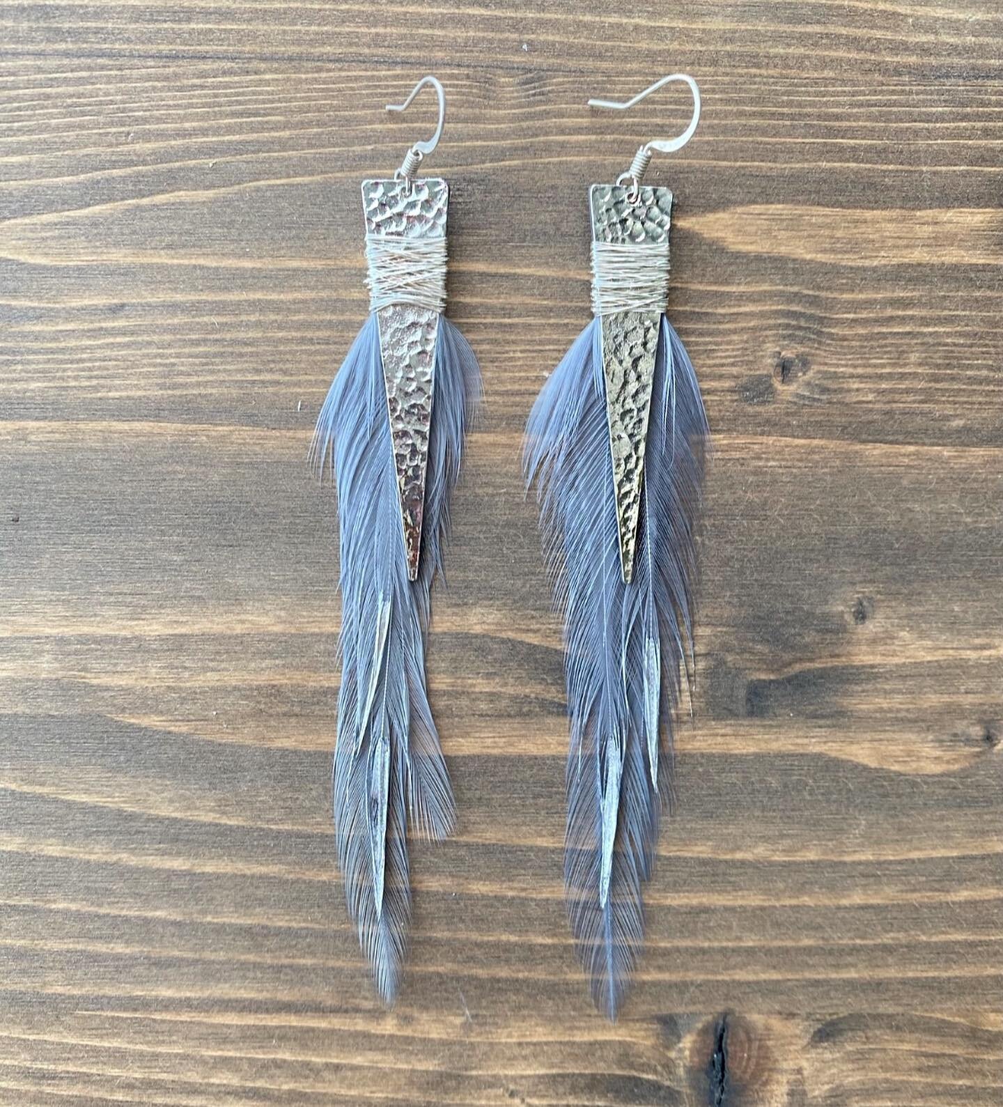 Wrapping up the Frost Collection with a frosty variation of :: Wonder Woman :: blue grey saddle rooster dipped in silver and wire wrapped on hammered silver pennant ✨ (Also swipe right to see some new RW endeavors in the works :: crocheted pouches, h