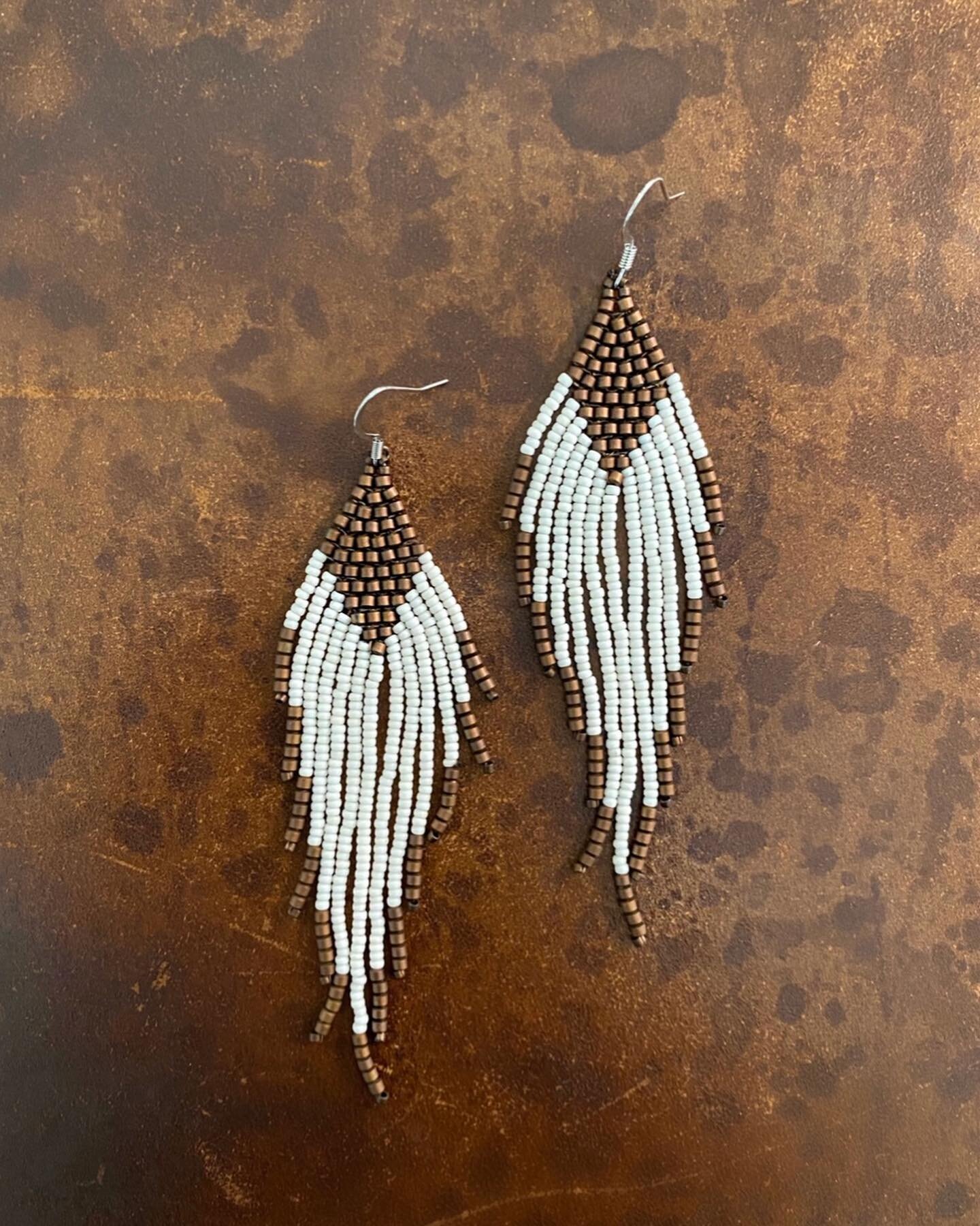 Wrapping up today&rsquo;s release with :: Tobacco Road :: beaded white and copper fringe shoulder dusters ✨See you back real soon. XO, Kara
.
.
.
#roadworn #roadwornhandmade #handmade #fringe #fringeearrings #beadedjewelry #copperearrings