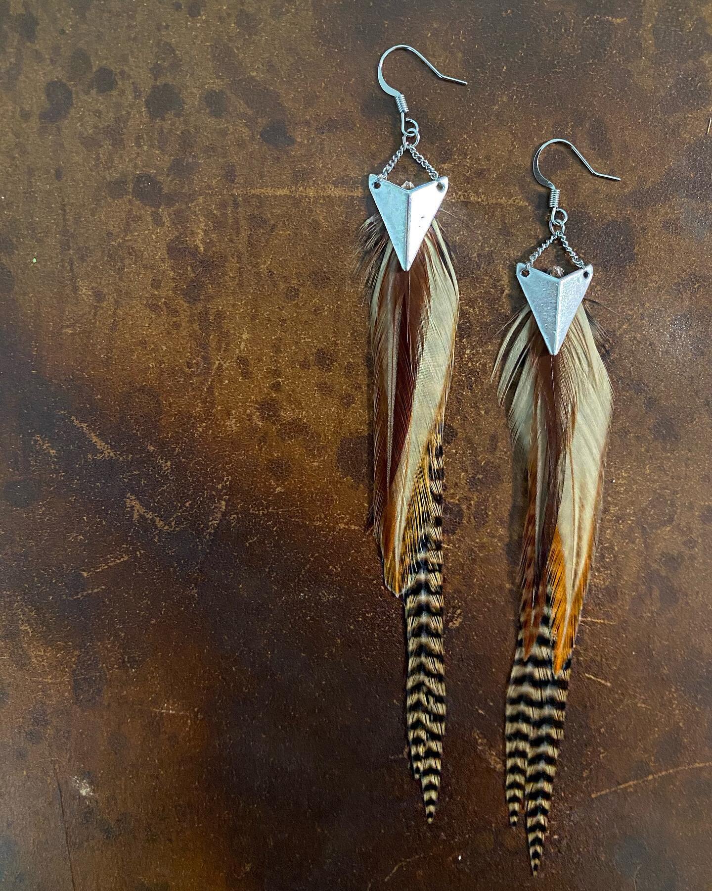 RW&rsquo;s :: Flip The Birdies :: in Tobacco and ginger saddle rooster and pheasant on silver 🪶 ✨
.
.
.
#roadworn #handmade #karahesse #tobaccocollection #karahessedesigns #musicmeetsfashion #birdies #featherjewelry #copper #hammeredcopper #earrings
