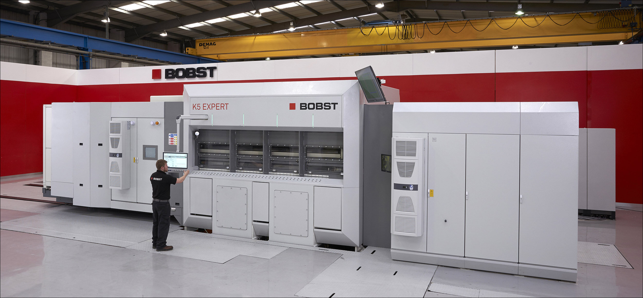 Overview of a BOBST K5 EXPERT  Metallizer with an operator