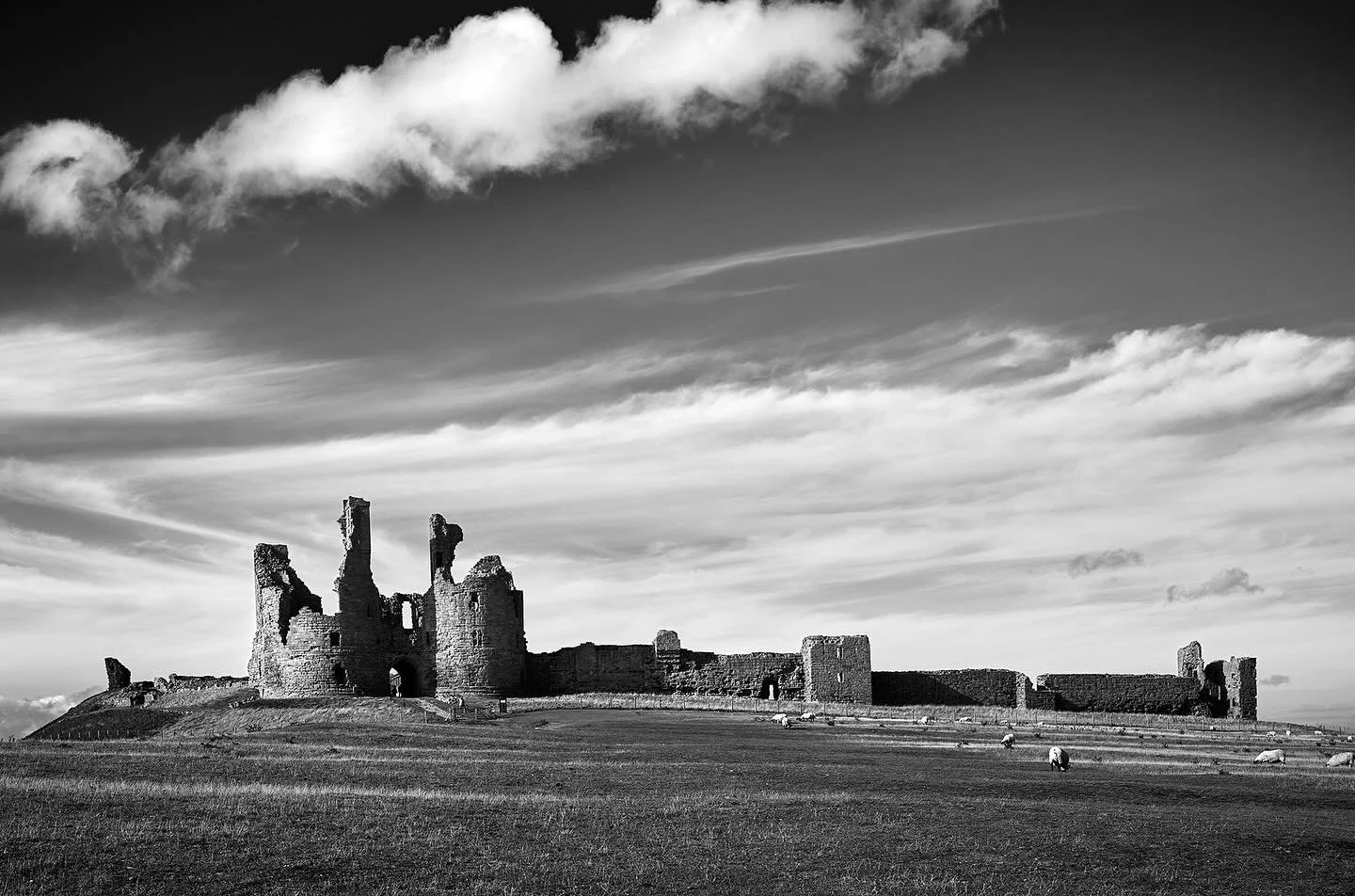 Dunstanburgh Castle, Northumberland.
.
.
.
.
.
#leica #m10r #leicasummilux #35mmsummilux #35lux  #bnwphotography #fineartphotography