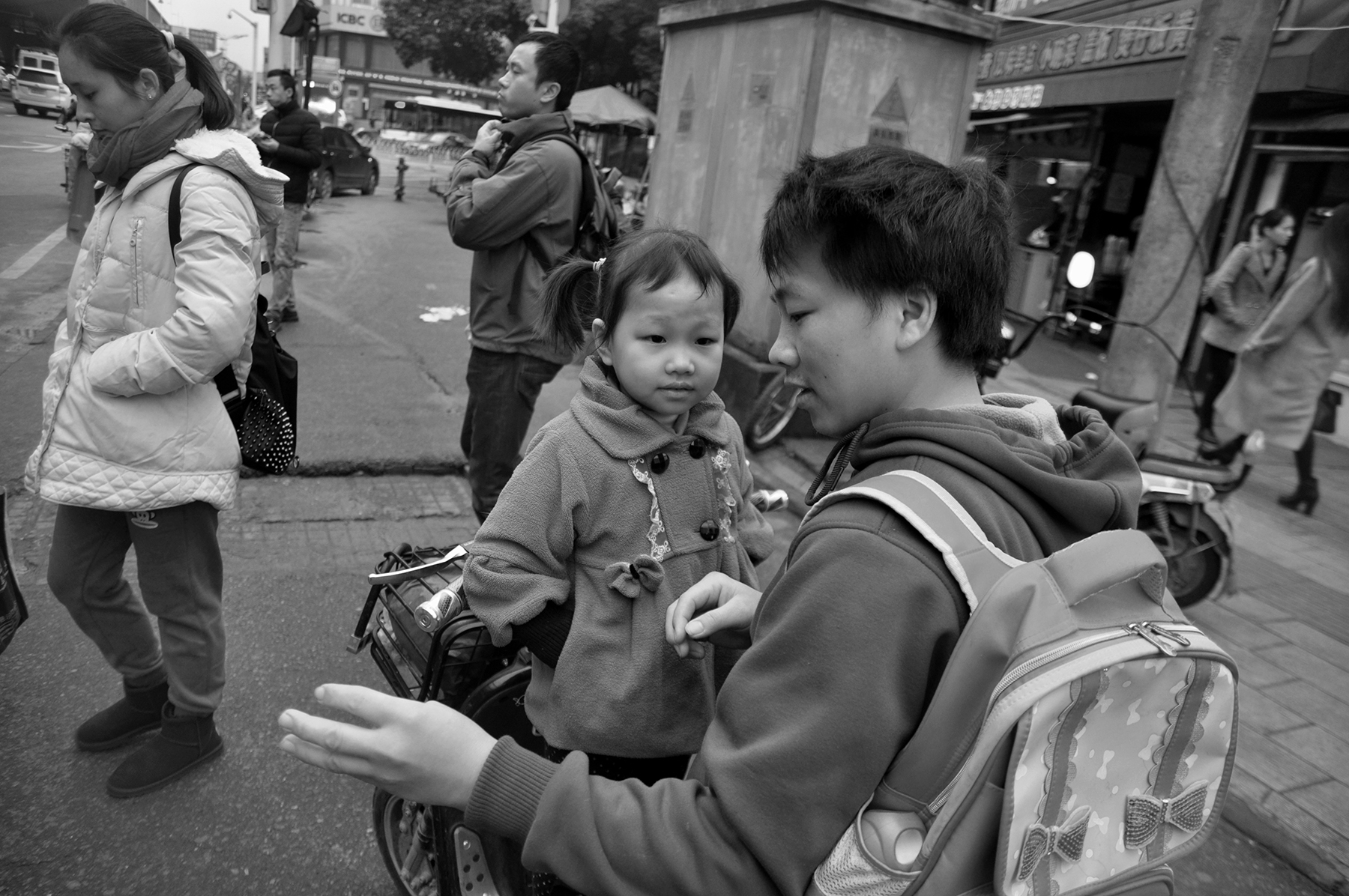  Father taking daughter to school, Wuhan 