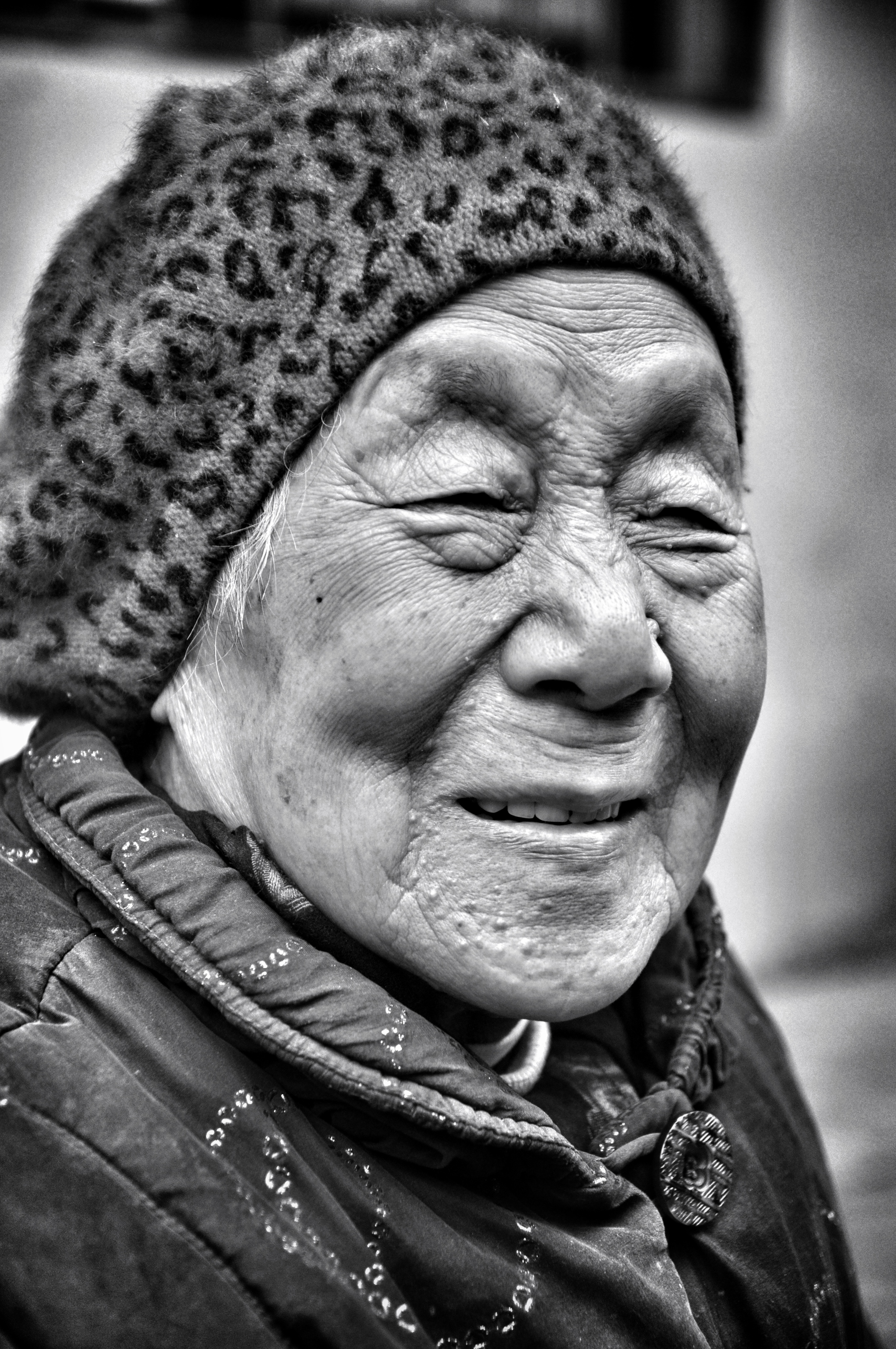  woman outside guiyuan temple, wuhan 