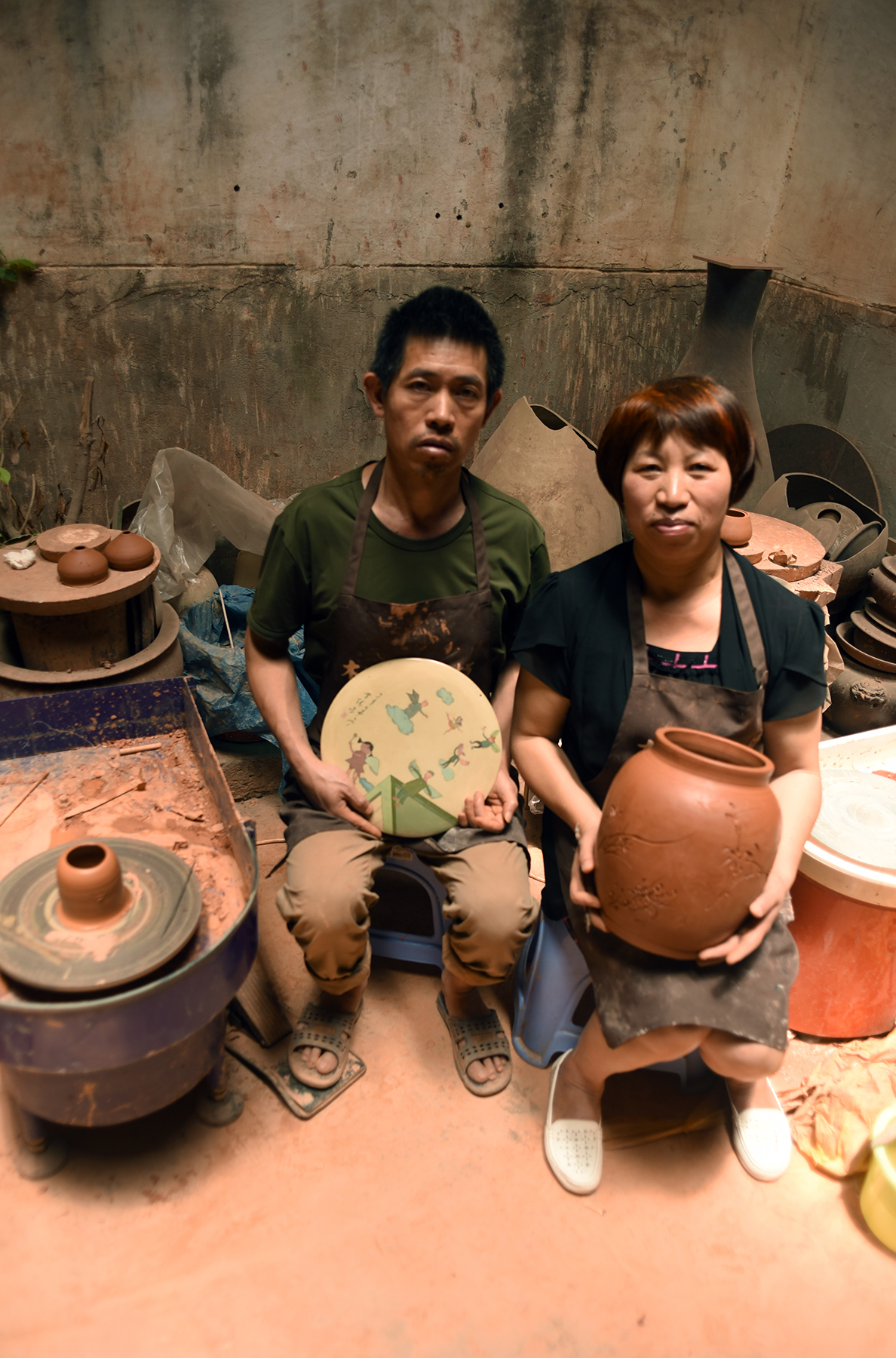  Mu Zhong and his wife Qing Fang,&nbsp;Inheritors of Purple Pottery Intangible Cultural Heritage, Jianshui, Yunnan Province. 