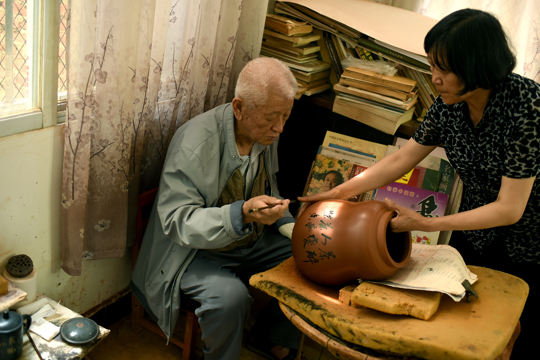  Chen Shao Kong, Master and Inheritor of Purple Pottery Intangible Cultural Heritage, Jianshui, Yunnan Province. 