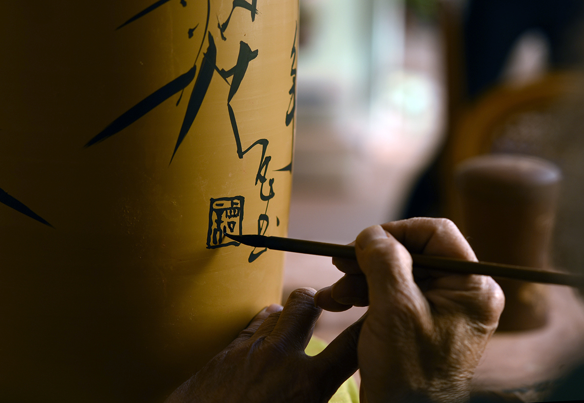  Tan Zhi Fan,&nbsp;Inheritor of Purple Pottery Intangible Cultural Heritage, Jianshui, Yunnan Province. 