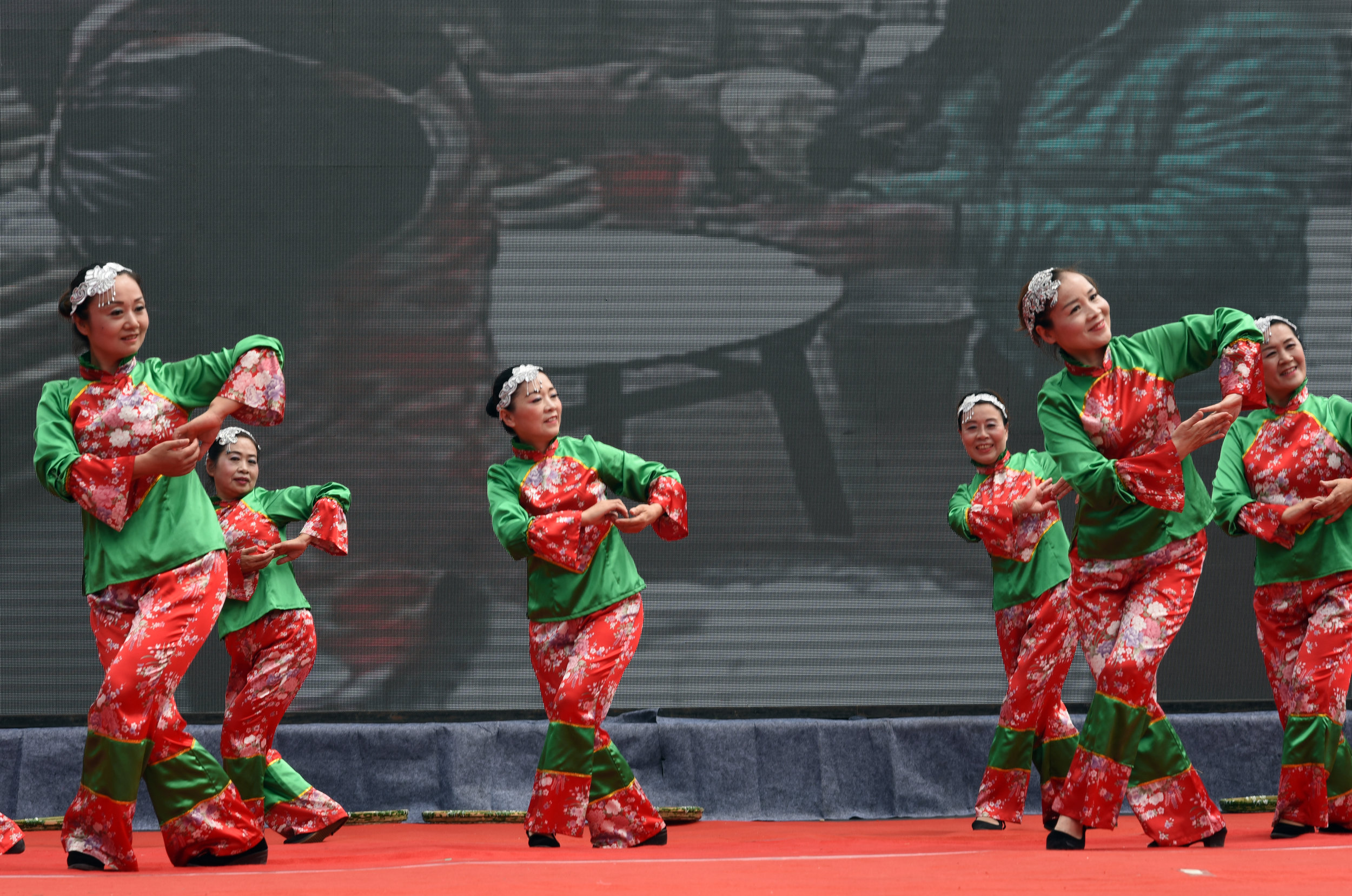  Folk dancers, Jingzhou Cultural Heritage Day, 2017. 