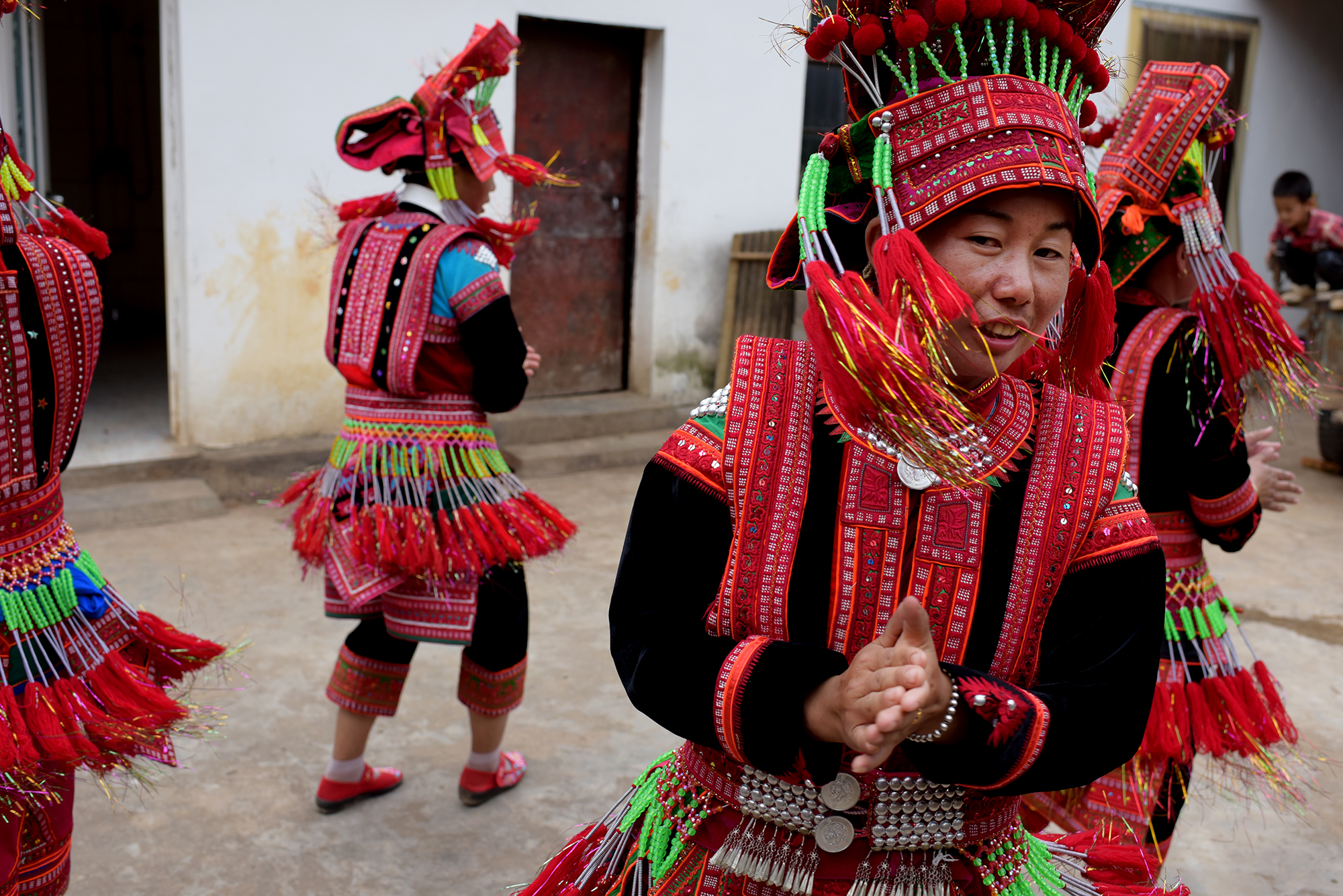  Yi costume design and dance, Pengzu village 