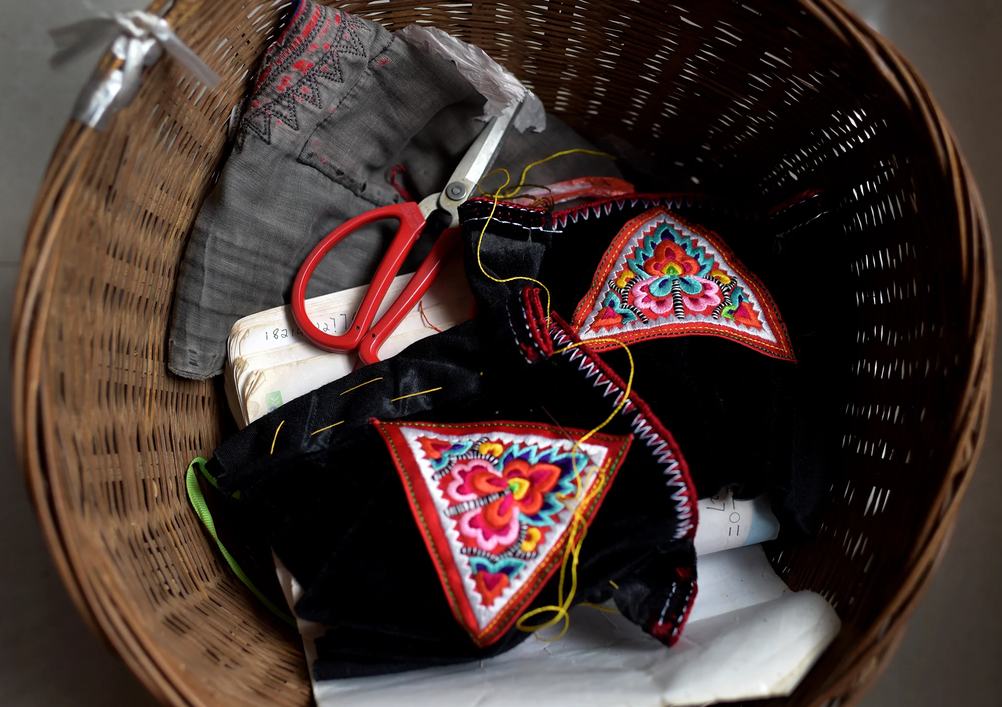 Embroidery, Yi costume design and dance, Pengzu village