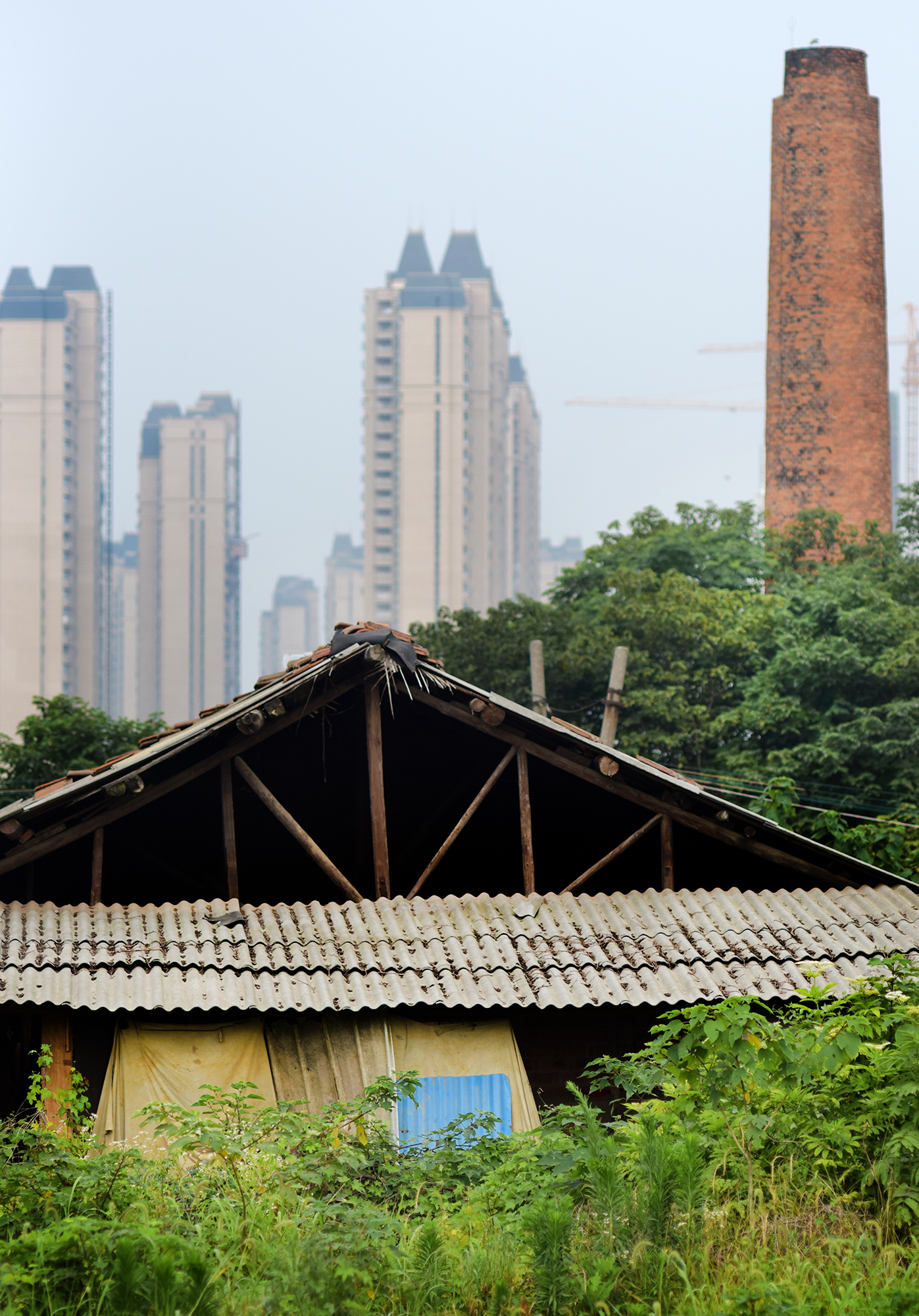  Against the backdrop of JIngzhou city, the workshop and kiln of Xia Yugu, Inheritor of ICH pottery. 
