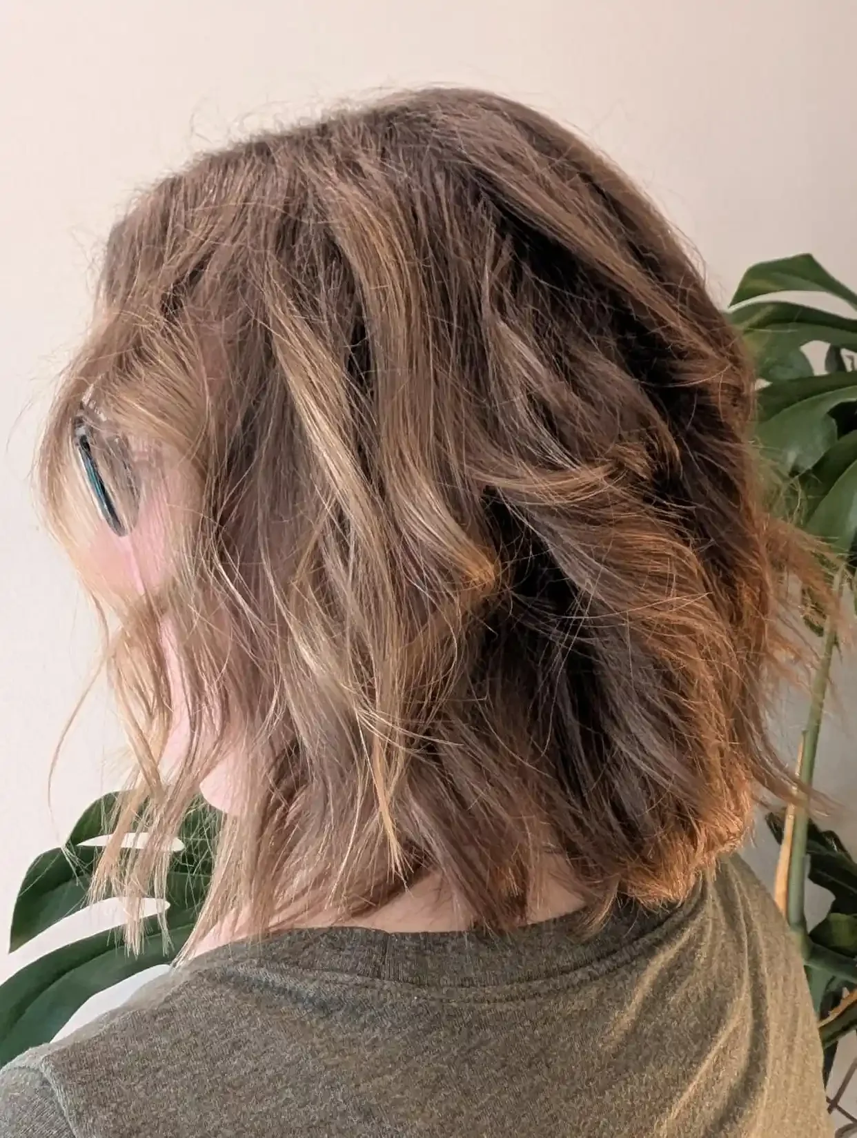Textured bronde bob with soft dimensional highlights and beachy waves, styled by Christina at Chroma Salon Edmonds Seattle.
