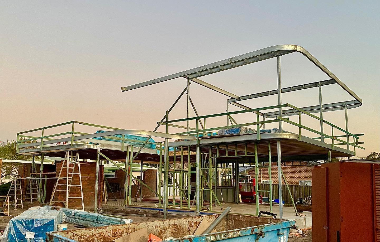 The curves at Brunswick House are starting to take shape. 

@_havenbuilding_ 
@lukohartmannandassociates 
@mullumengineering 

#construction #architecture #design #steel #brick #concrete #building #render
