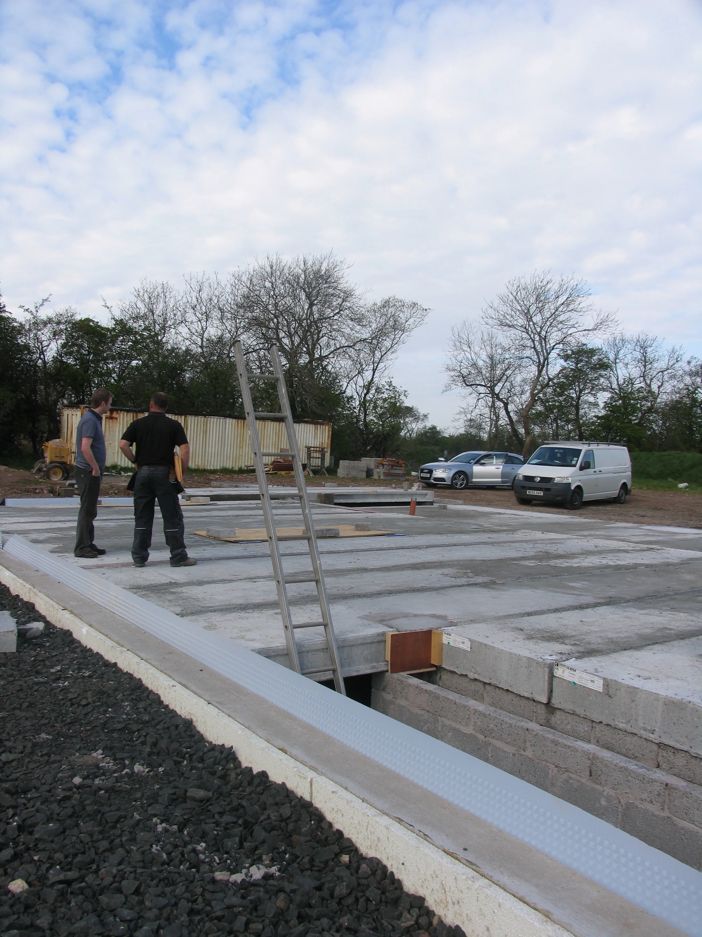 retaining wall with drained cavity tanking system