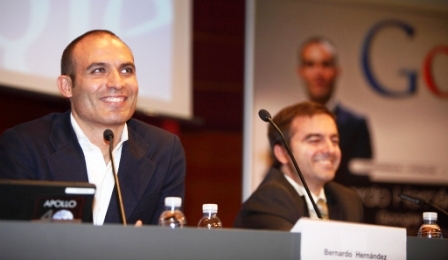 Bernardo Hernández, new Flickr CEO, smiles at a conference during what may have been happier times. Photo by Grupo Xabide.