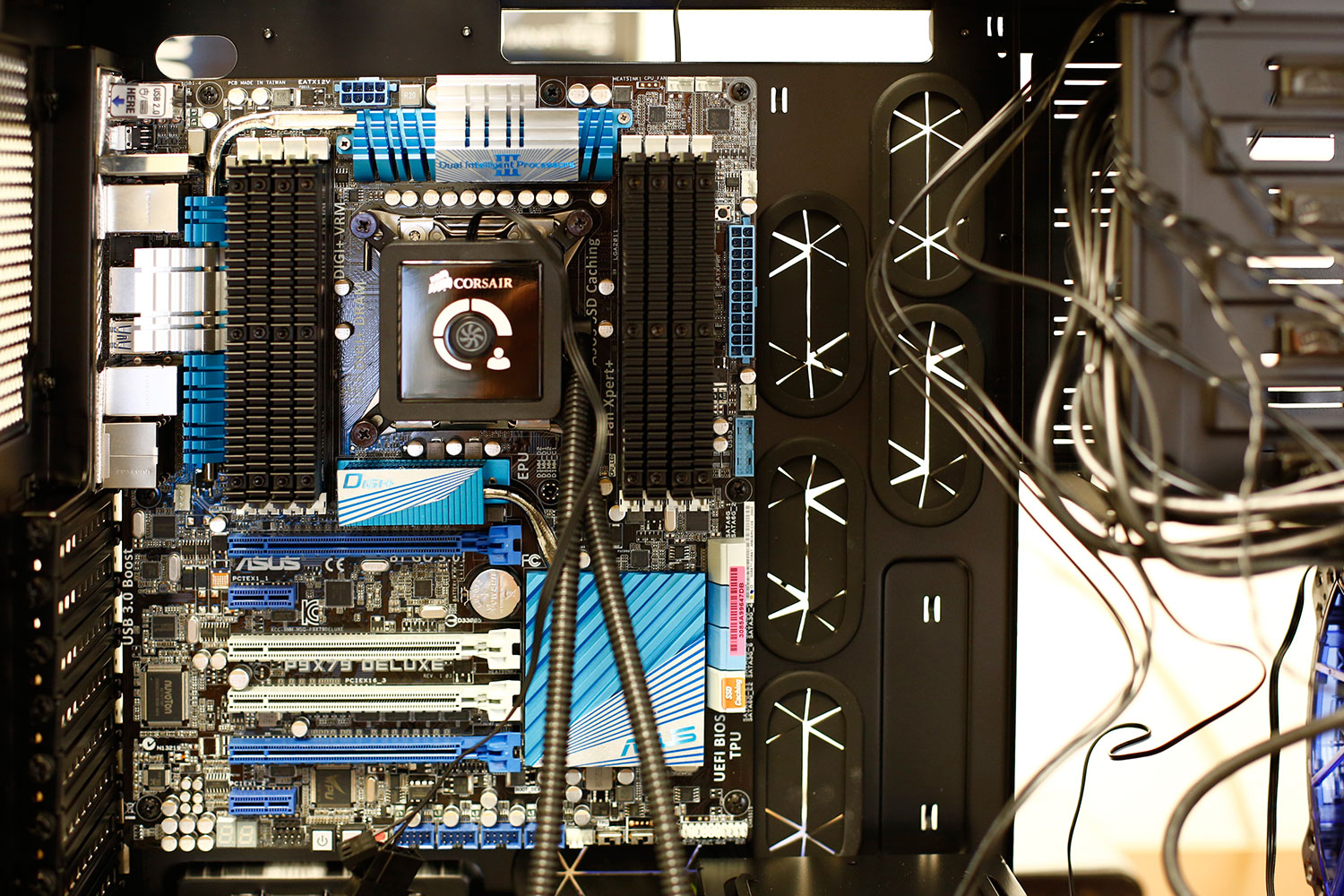 A final look inside my new computer−the Juggernaut 3000−before I cleaned up the cables and fired it up.