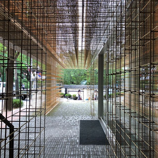 @Sulwhasoo #flagshipstore designed by @nerilyndon and @rossanahu , brass framework is inserted into the space to create more division of spaces.
&bull;
&bull;
&bull;
&bull;
&bull;
&bull;
&bull;
&bull;
&bull;
#design #designer #interiordesign #designs