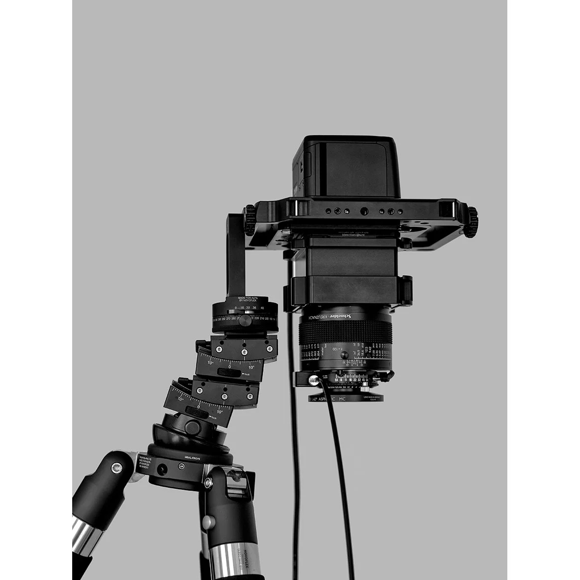  Im Dezember 2015 entstand in meinem Studio in Cascais die fotografische Auseinandersetzung mit diesem Zeitzeugnis — mit der damals neu aufkommenden Technik des Fokus-Stacking.  Ziel war nicht nur die mechanische Präzision der Ulysse Nardin sichtbar 
