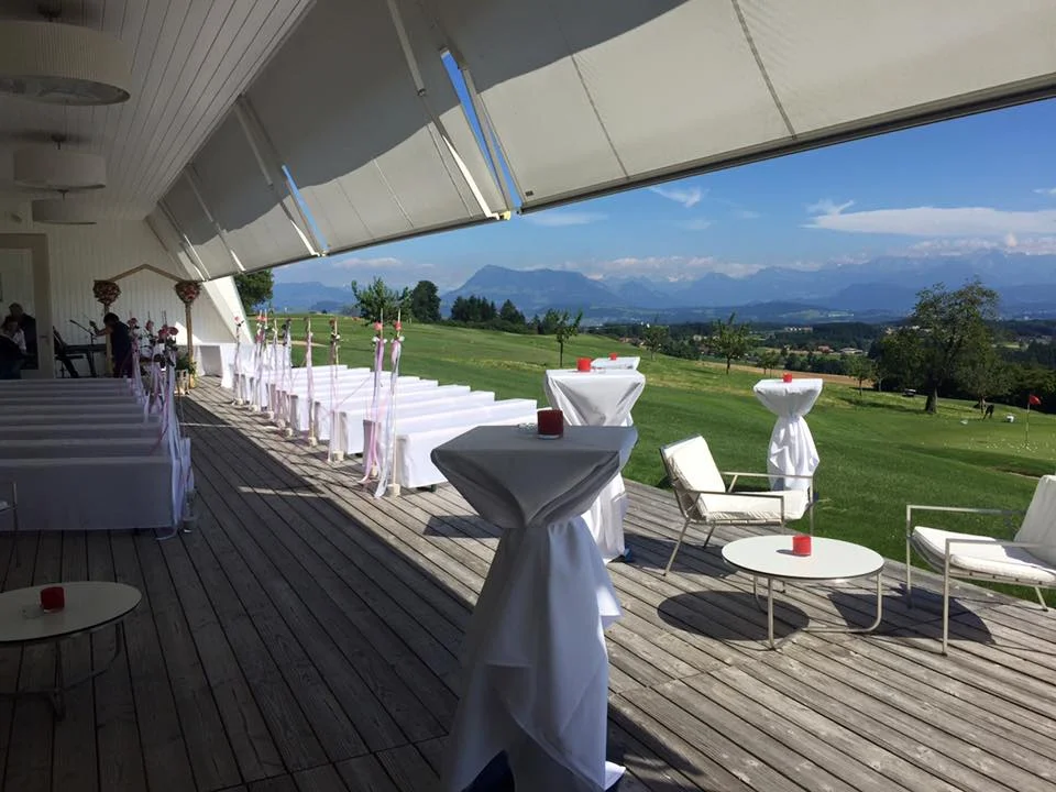 Die Kosten für einen vollberuflichen Zeremonienleiter betragen in der Schweiz rund CHF 2000.- (Bild von einer Hochzeitszeremonie auf dem Golfplatz Sempachersee. © zeremoniar.ch