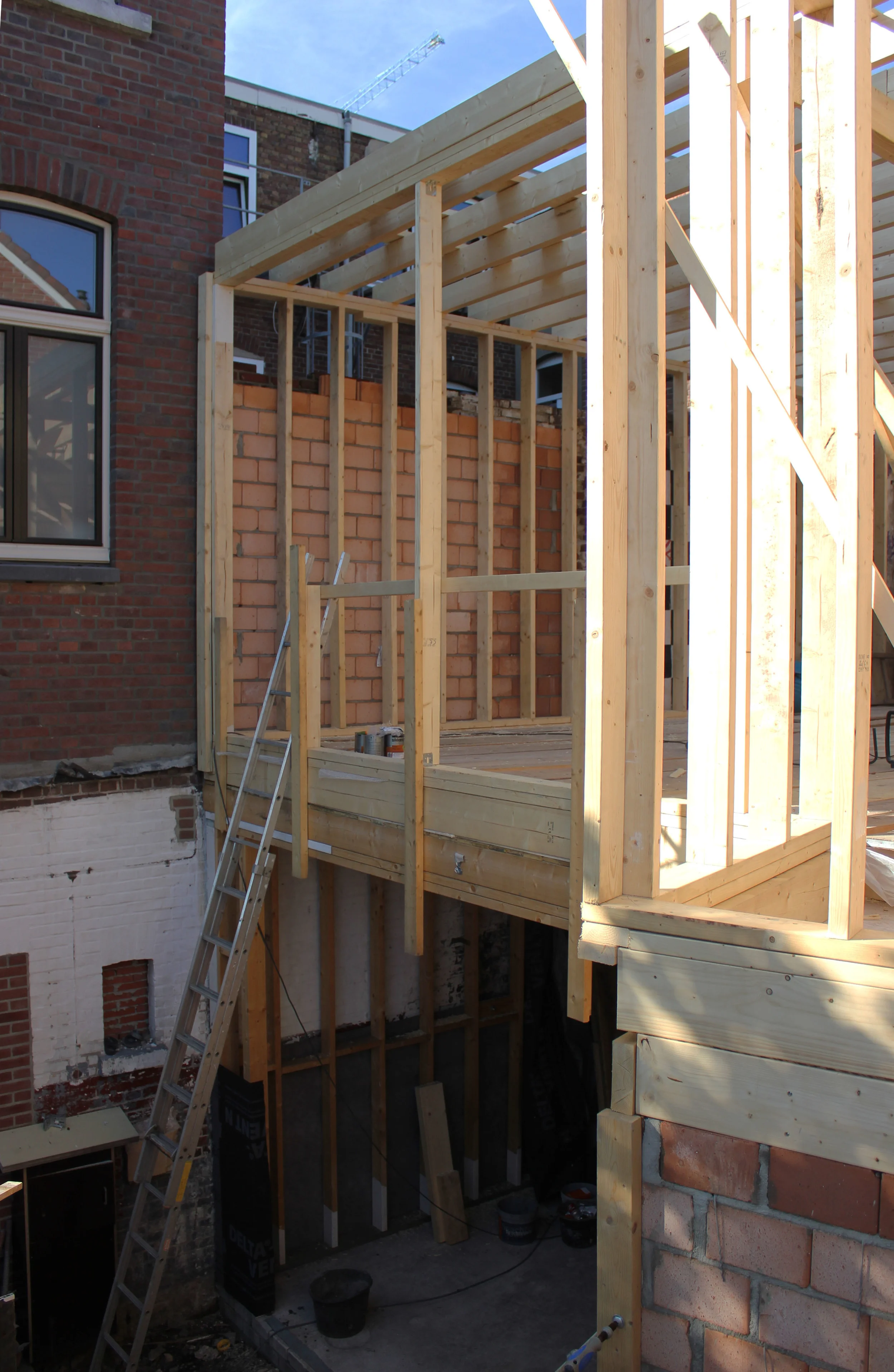  De gevel aan de binnentuin gezien vanaf het balkon 