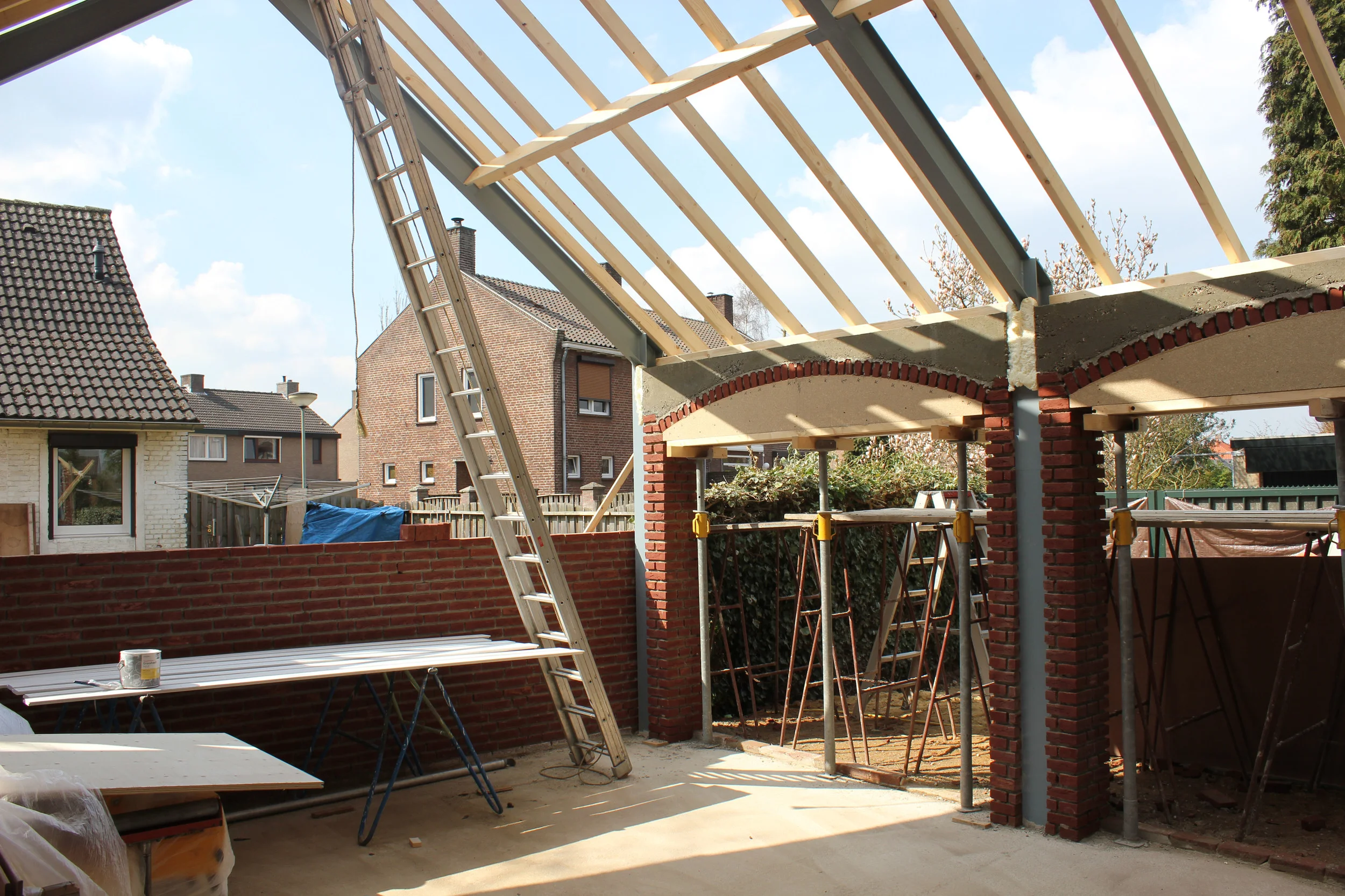 De balken boven de garagepoorten worden in het werk gestort