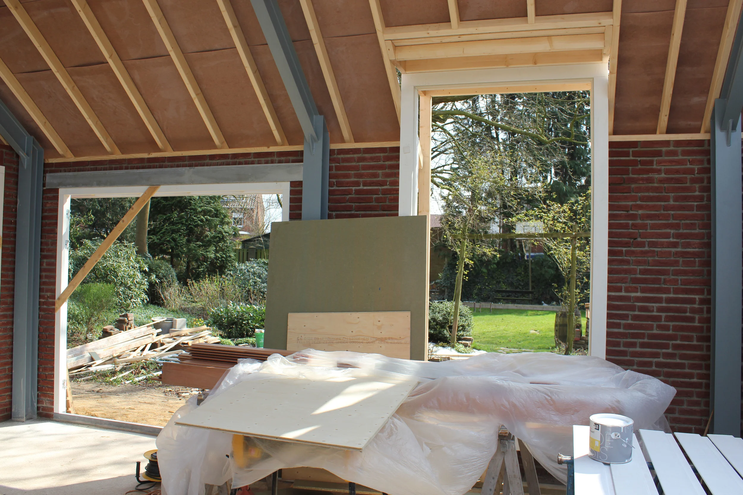 Door de grote ramen en deuren ontstaat er een sterke binding met de tuin