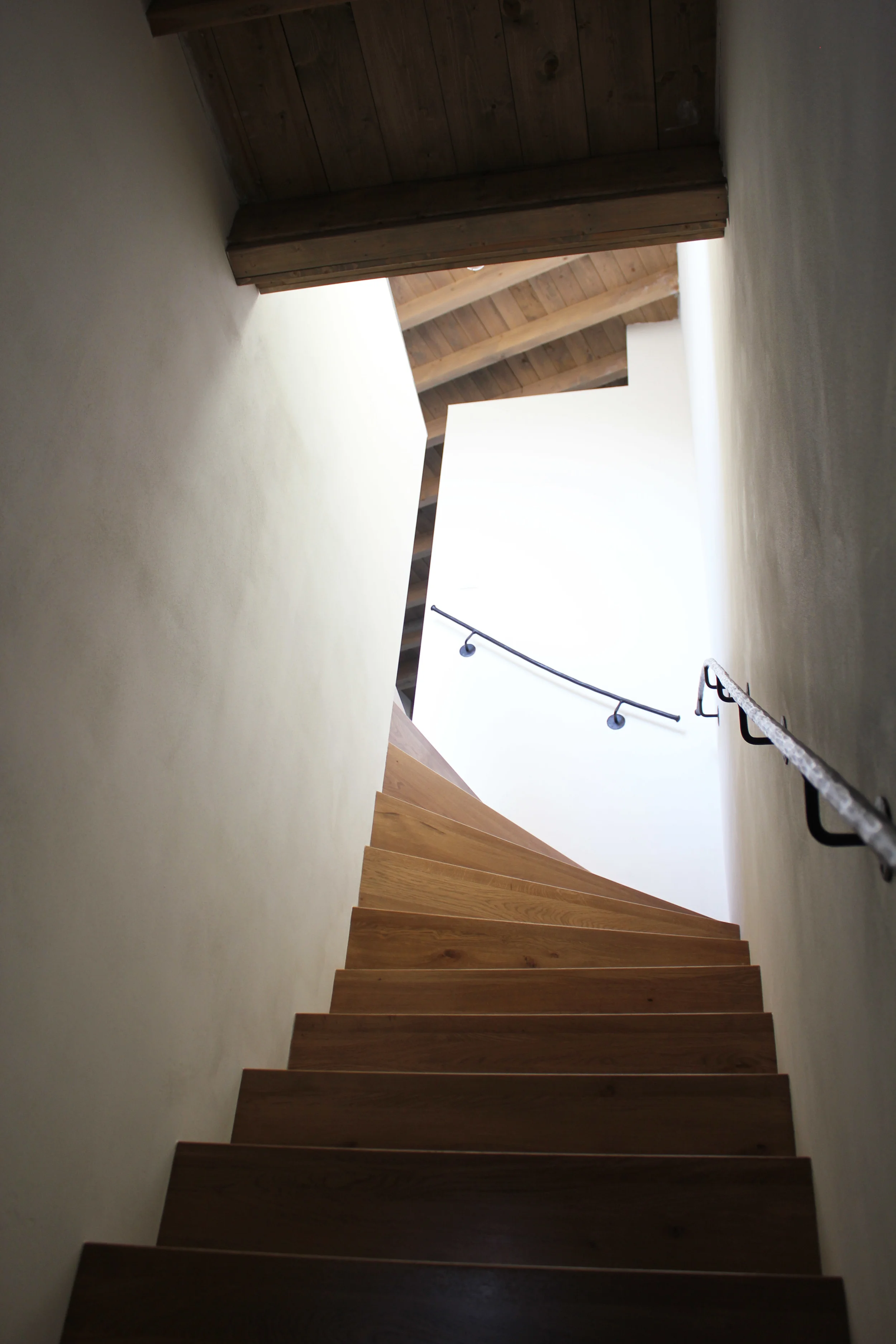  Hout als materiaal komt overal terug in de appartementen, ook in de trap naar het bovenste appartement 