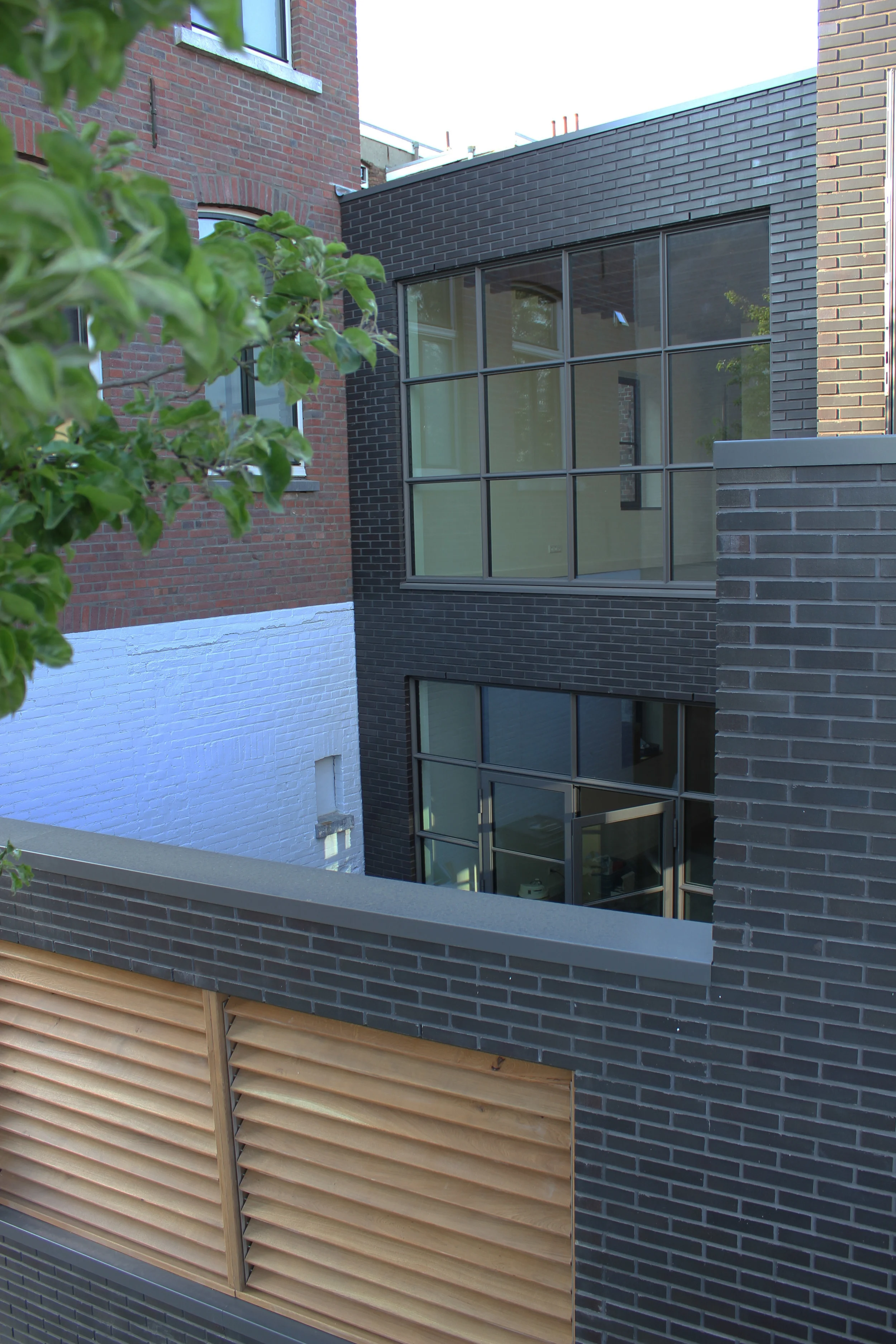  Het bovenste appartement heeft een balkon (rechts, niet op de foto) en het onderste een binnentuin 