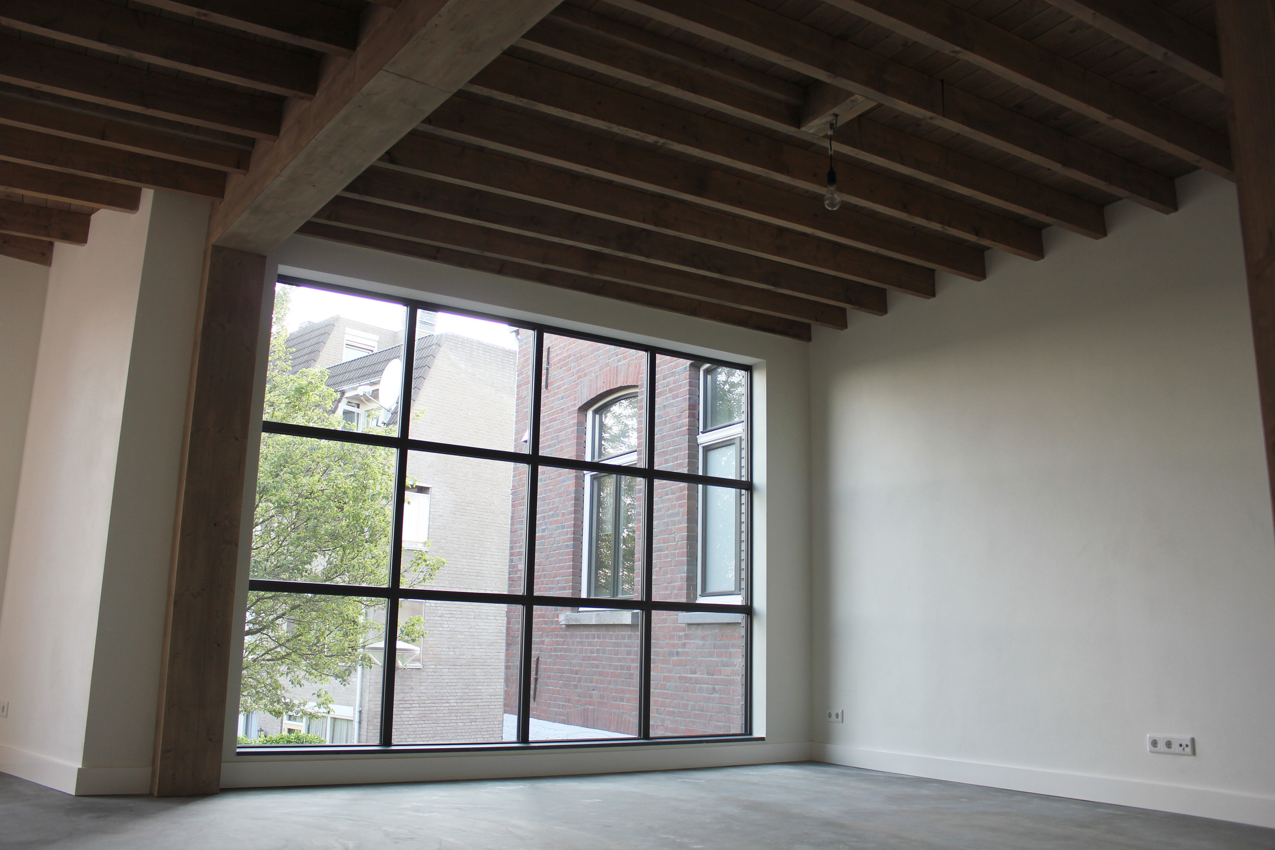  Woonkamer van het bovenste appartement 