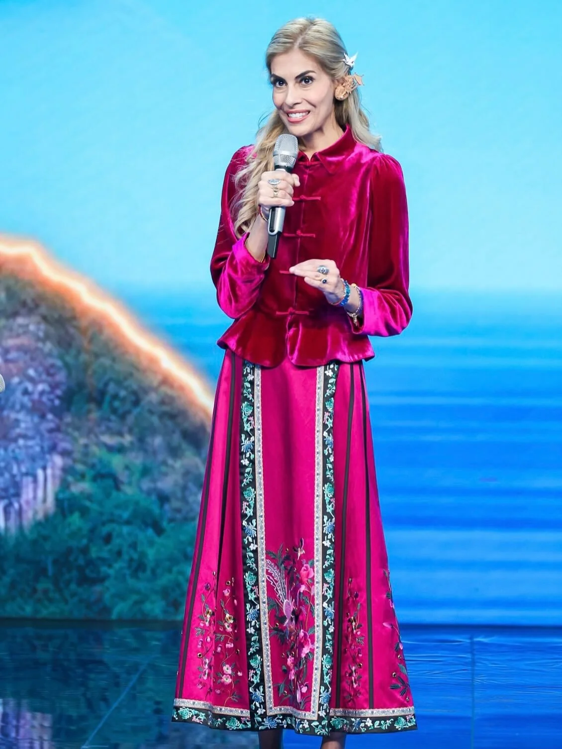 I had an amazing time in China these last few weeks. Starting with my time in Beijing and at Juilliard Tianjin, so great to see old friends and make new ones! Special thanks to @linqiofficial for allowing me the opportunity to wear one of her gorgeou