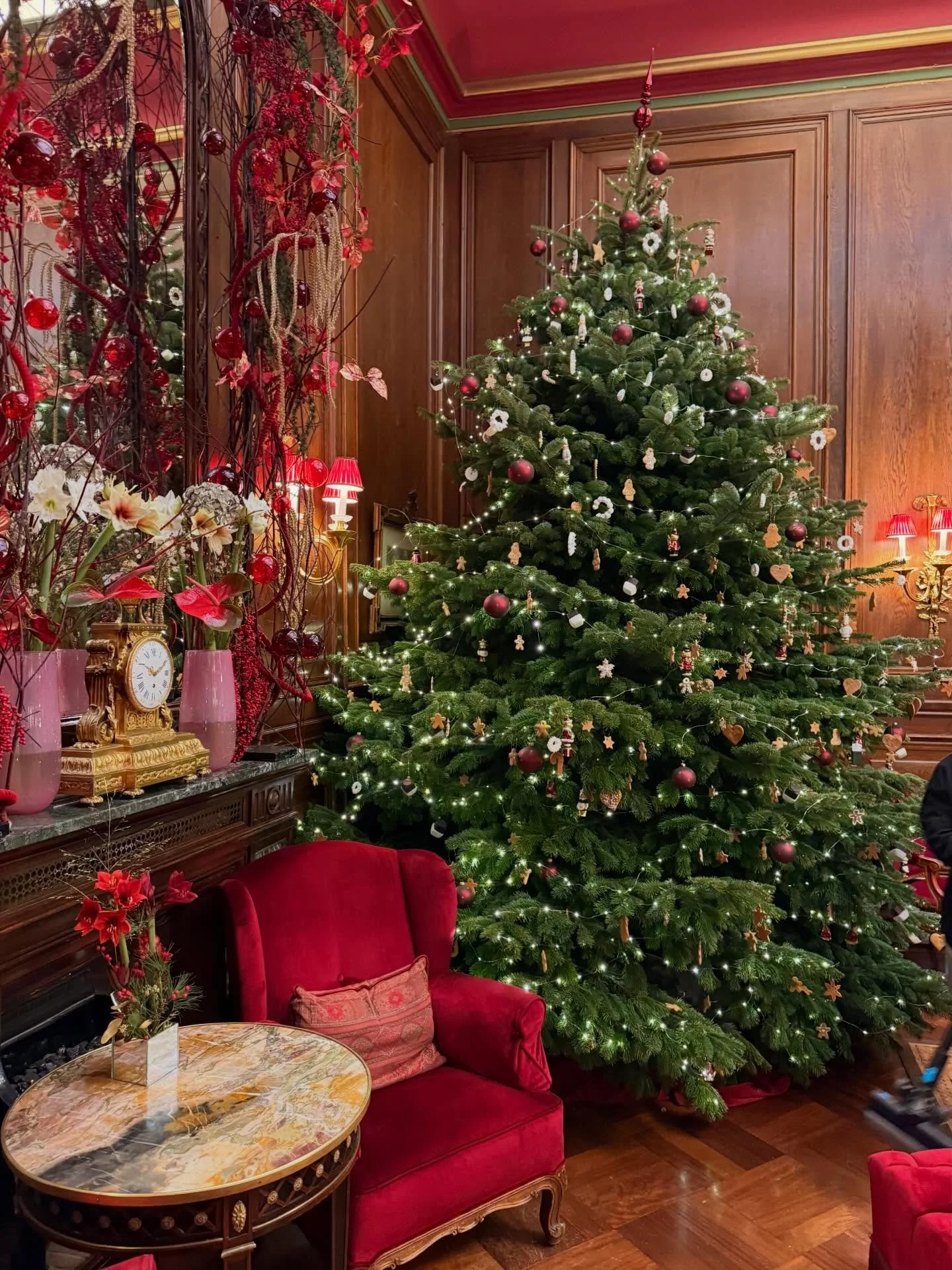 Happy Holidays! 🎄❤️🧣Wishing you a warm and cozy holiday season! 🎶🎄❤️