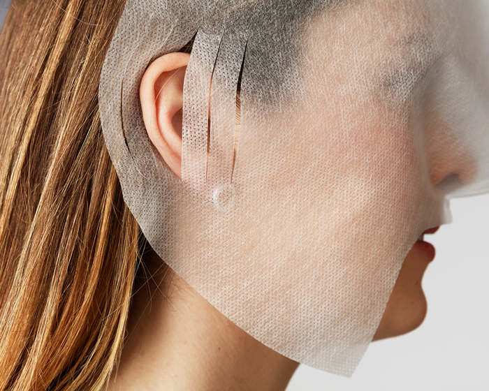 With differently sized slits for the ears, you can easily adjust it to the patient's face.