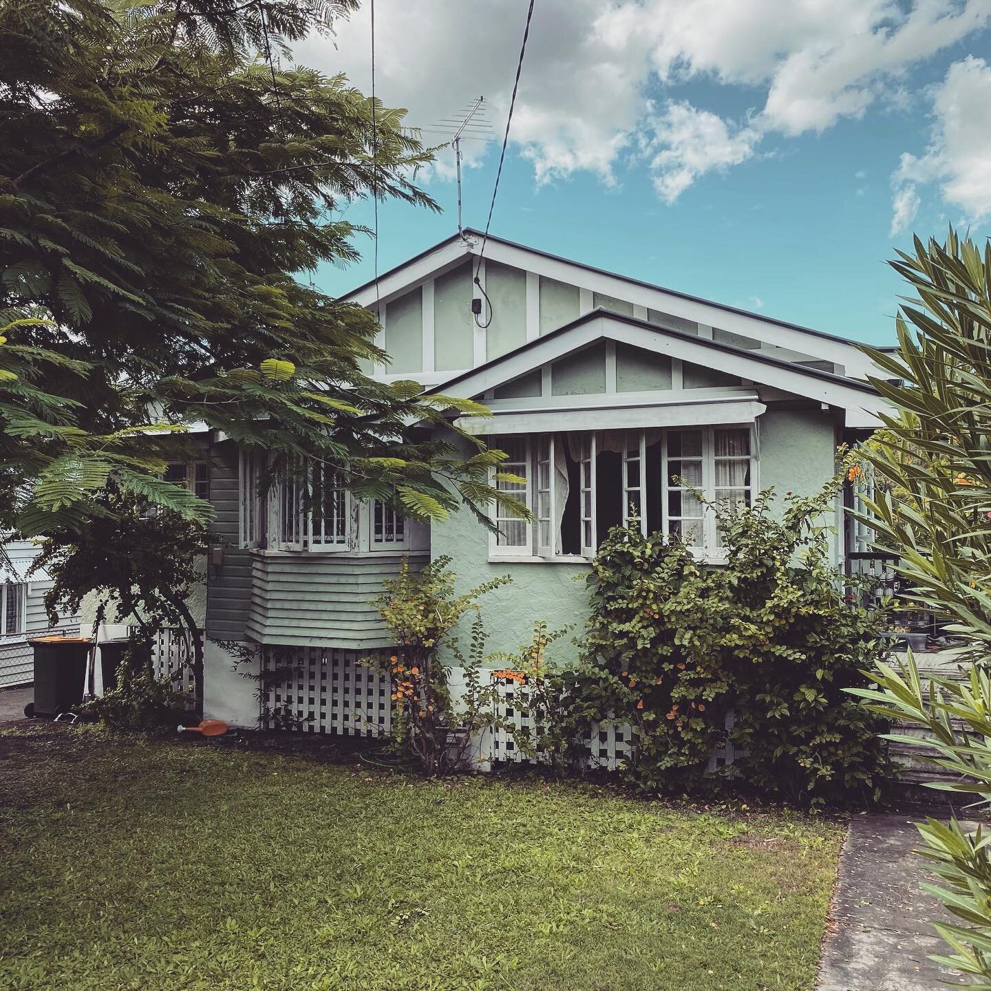 New Project. Ashgrove character house renovation.
Double gable with inferior gable (c.1920s-1930s).
...
#vbd2113 #ashgrove #brisbane #renovation #reno #queenslander #queenslanderhome #queenslanderhouse #queenslanderrenovation #weatherboard #weatherbo
