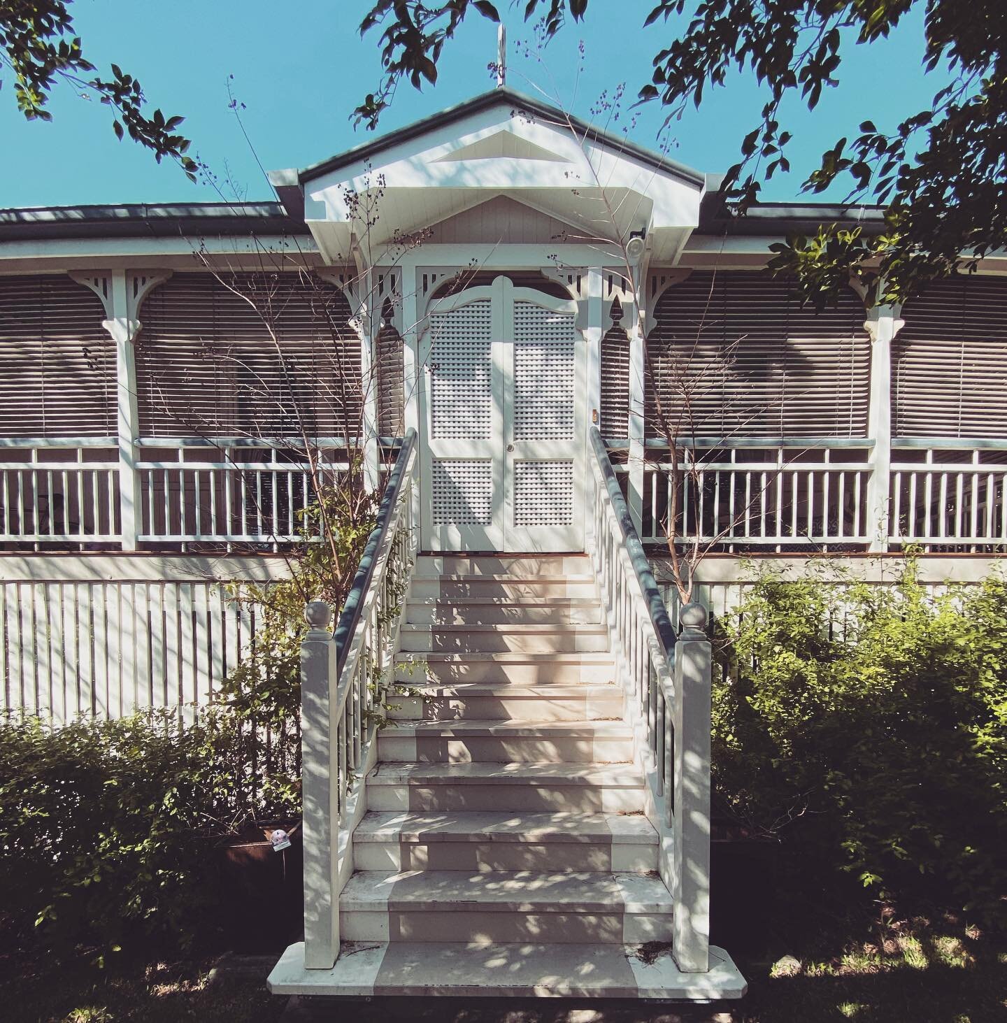 New project. Windsor character house renovation.
Bungalow with L-shaped verandah (c.1900s-1930s).
...
#vbd2116 #windsor #brisbane #renovation #reno #queenslander #queenslanderhome #queenslanderhouse #queenslanderrenovation #weatherboard #weatherboard