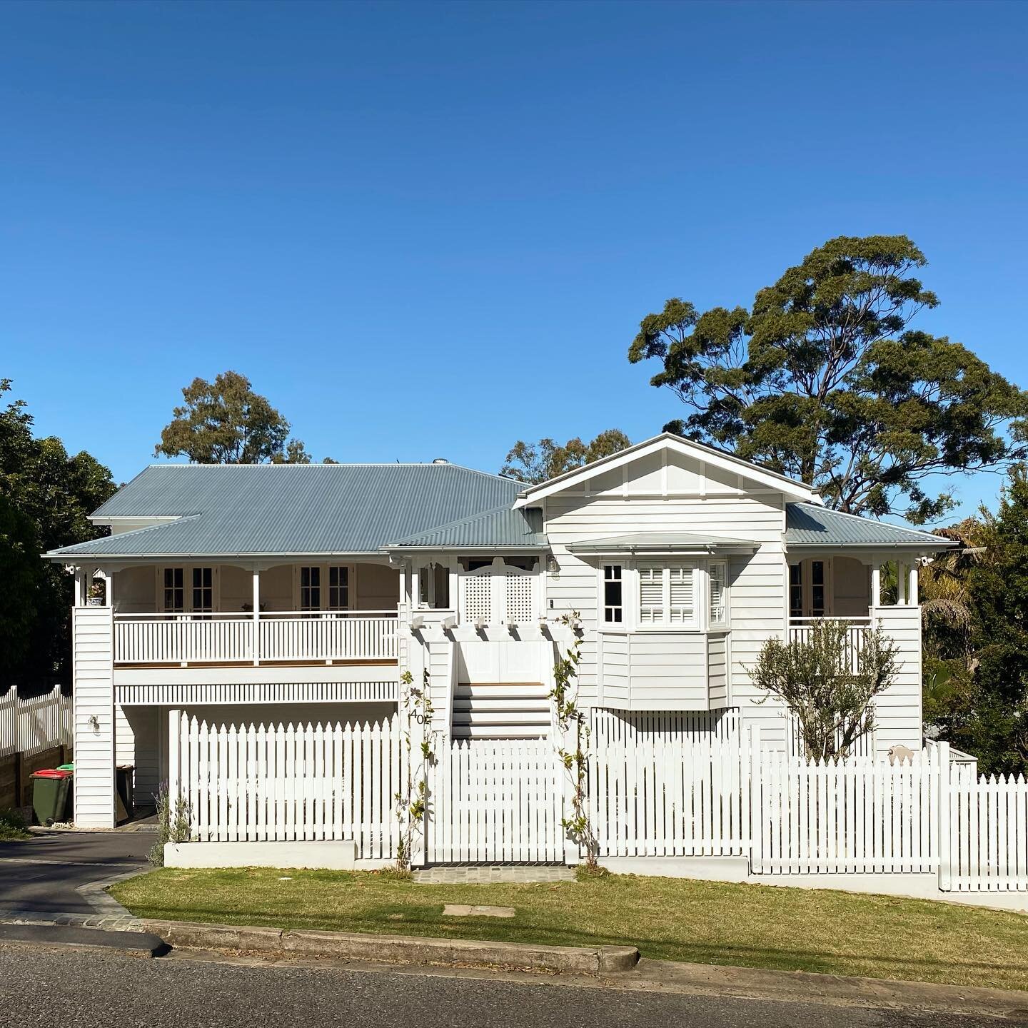 Completed Project. Bardon character house renovation.
Asymmetrical bungalow with central gable (c.1920s-1930s).
...
#vbd1820 #bardon #brisbane #renovation #reno #queenslander #queenslanderhome #queenslanderhouse #queenslanderrenovation #weatherboard 