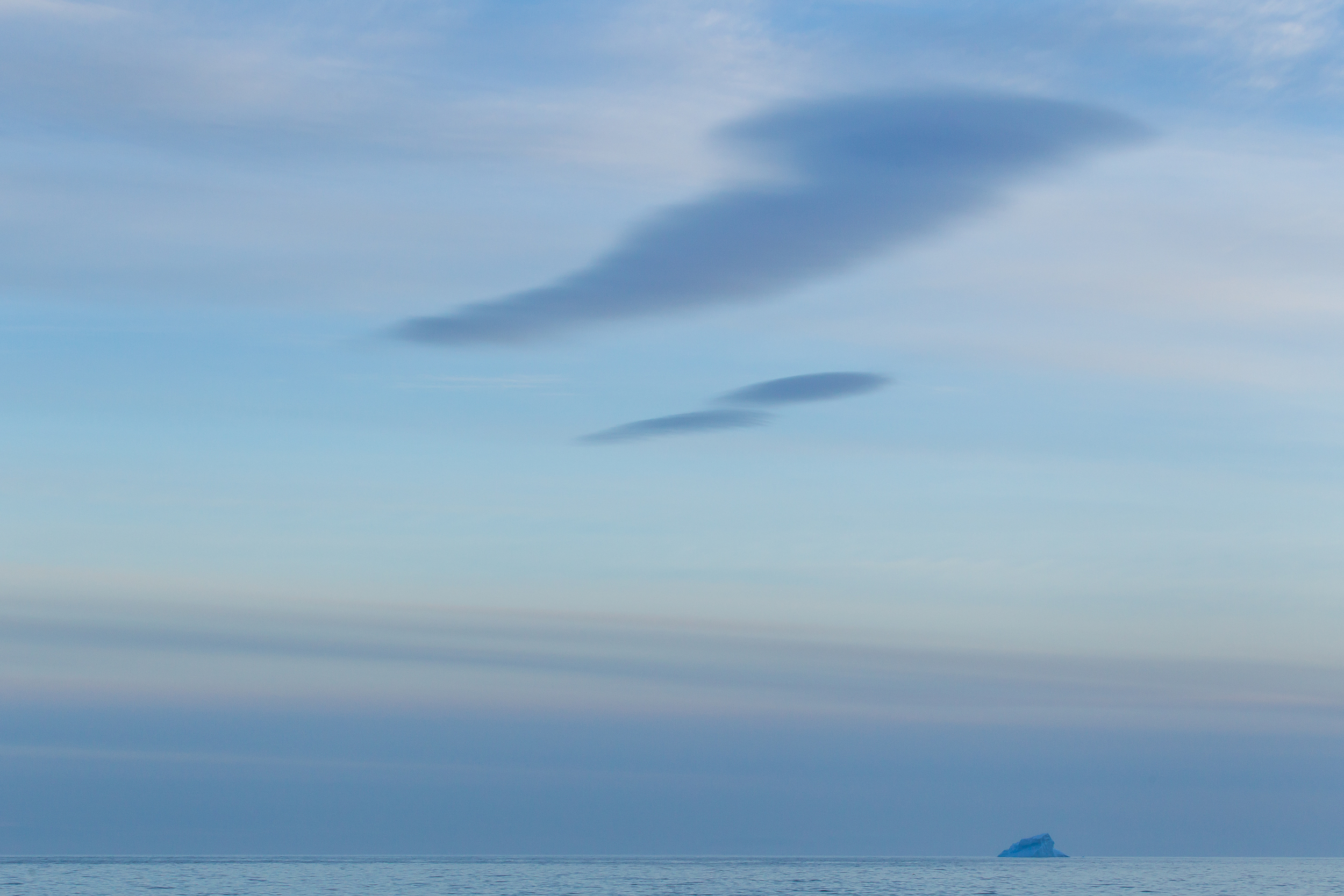 Iceberg sur fond d'aube bleutée - Géorgie du Sud