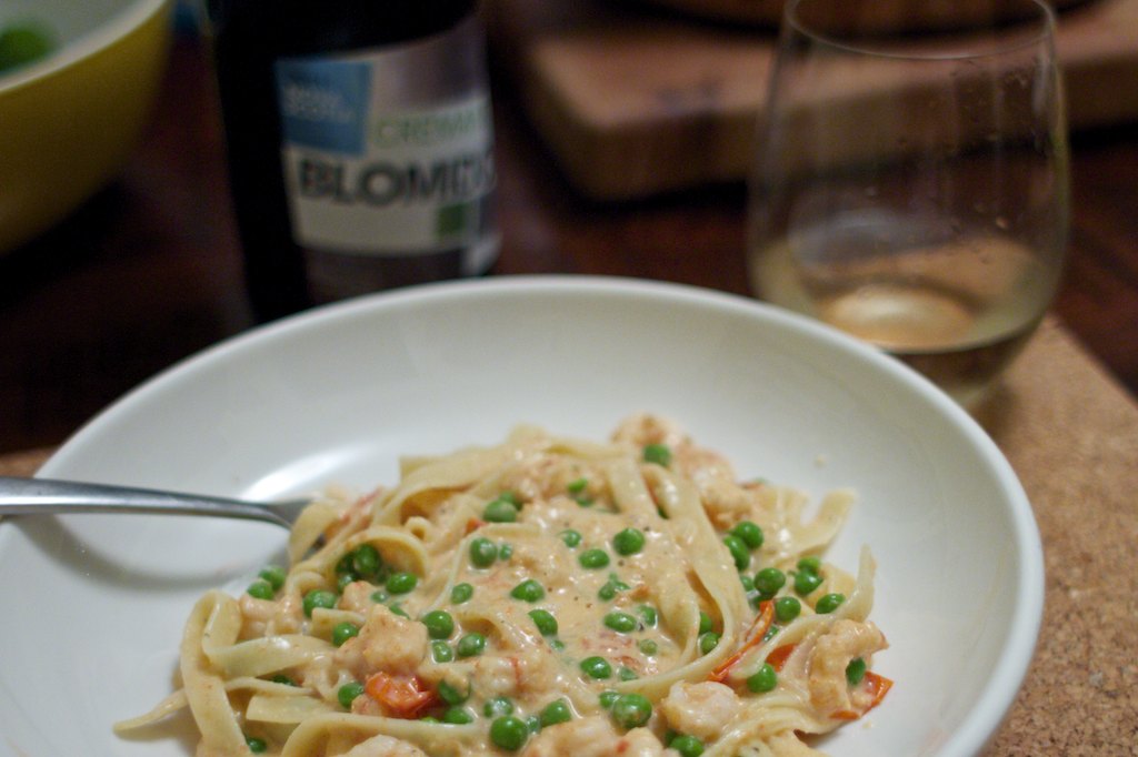 Simple pasta with shrimp, peas & tomatoes.