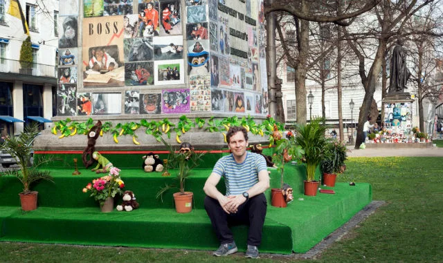 David Shrigley in front of his work "Bubblesplatz" at the Promenadeplatz ( photo Leonie Felle) 
