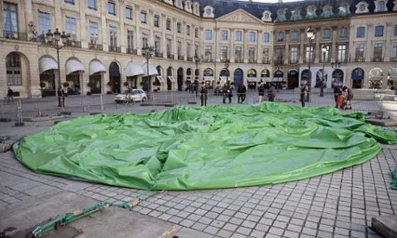 UPDATE : According to The Guardian the cables supporting the the sculpture were cut today, leaving the artwork slumped on the pavement and forcing a security guard to deflate it. FIAC said it intended to resurrect the sculpture as soon as possible.